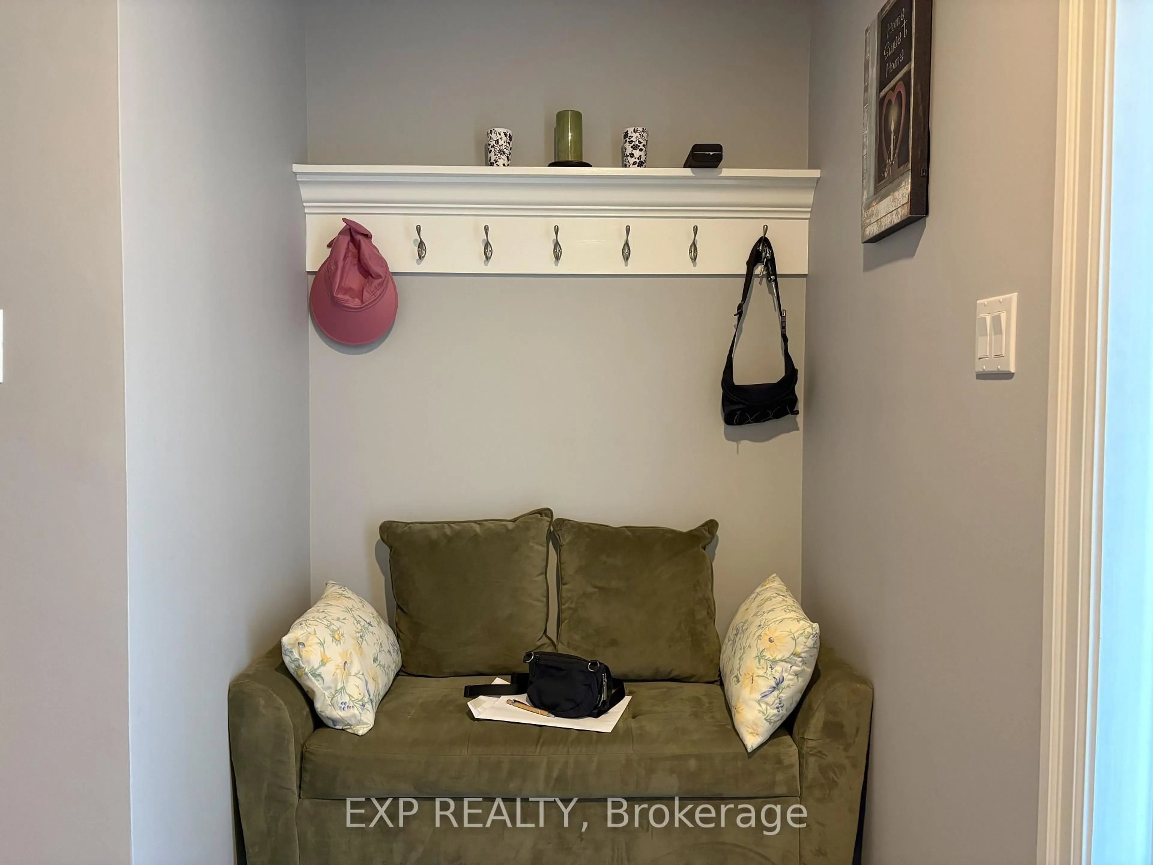 Indoor entryway for 818 Eighth St, Renfrew Ontario K7V 4K9