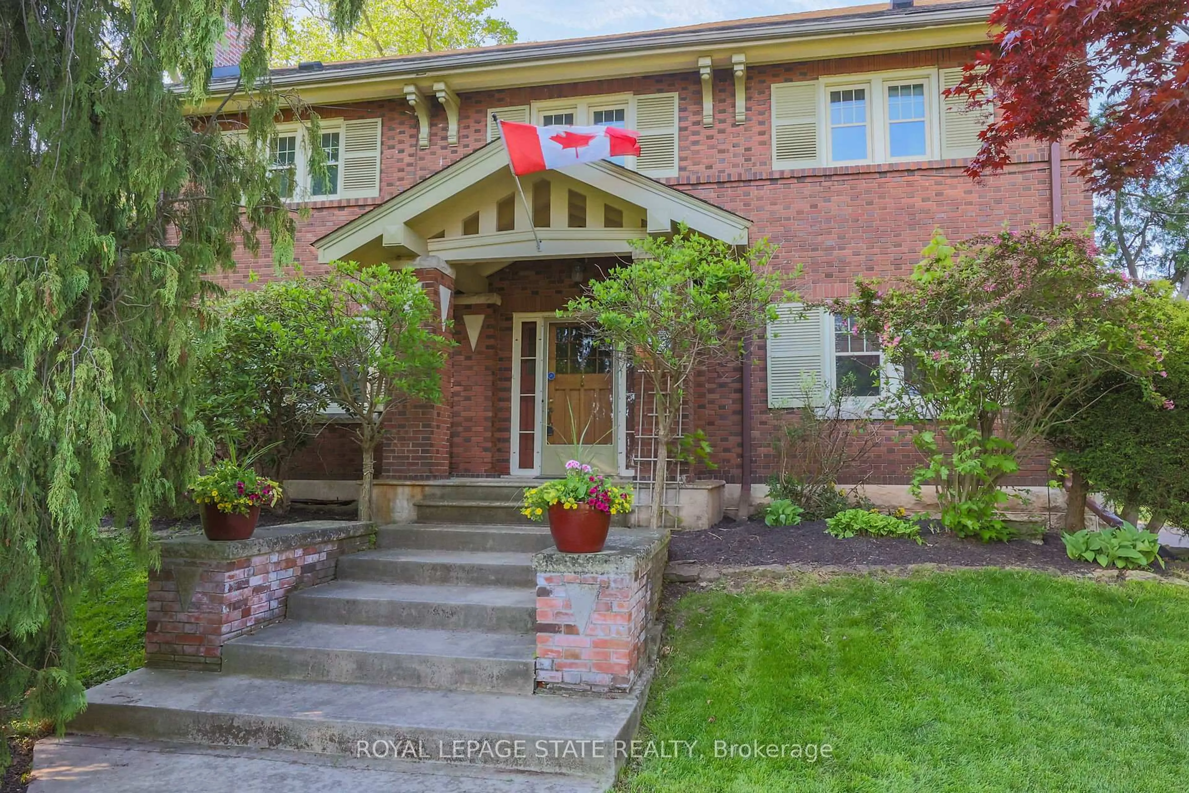 Home with brick exterior material, street for 102 Main St, Grimsby Ontario L3M 1N8