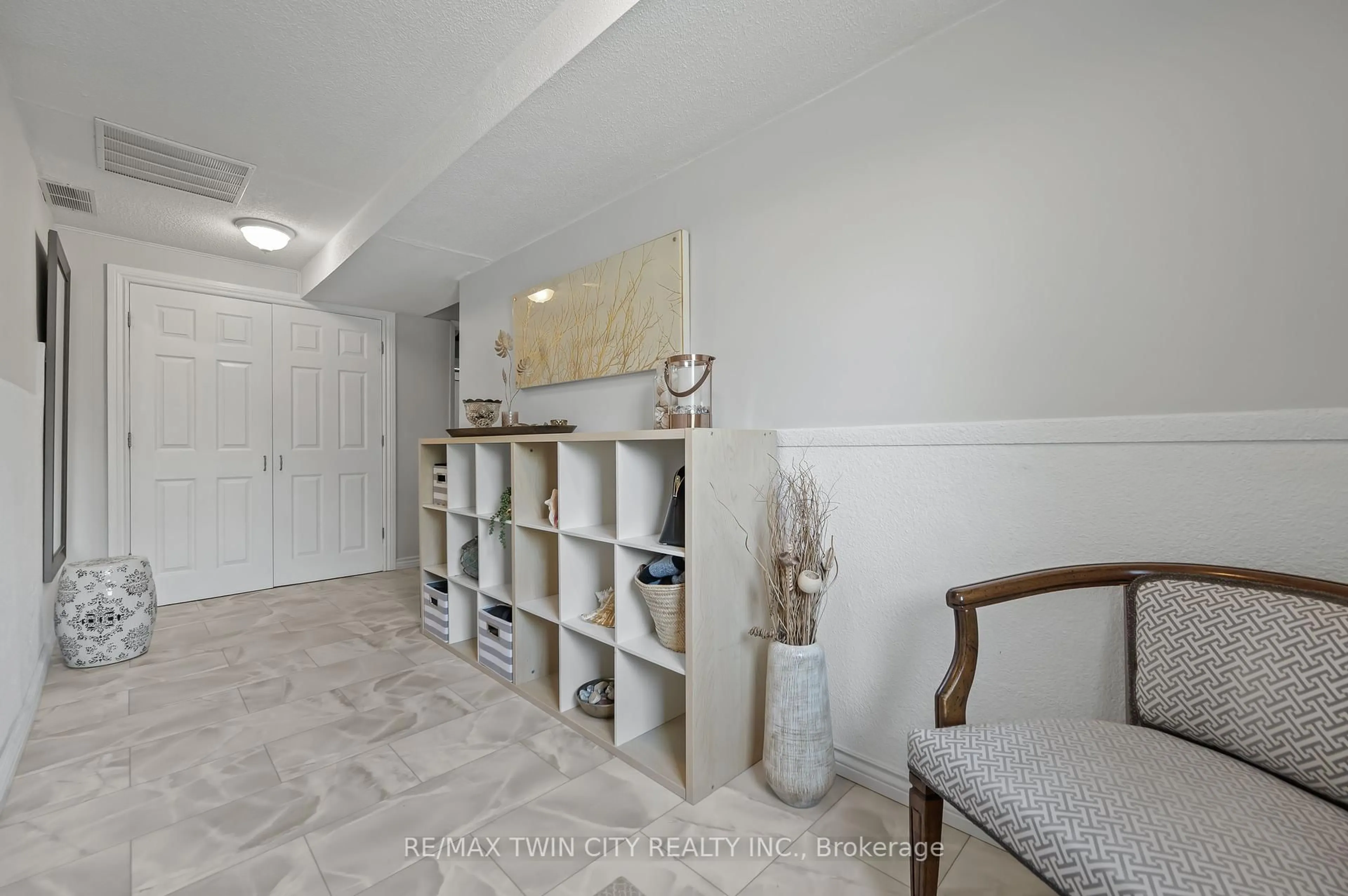 Indoor entryway for 301 Carlow Rd #43, Central Elgin Ontario N5L 1B8