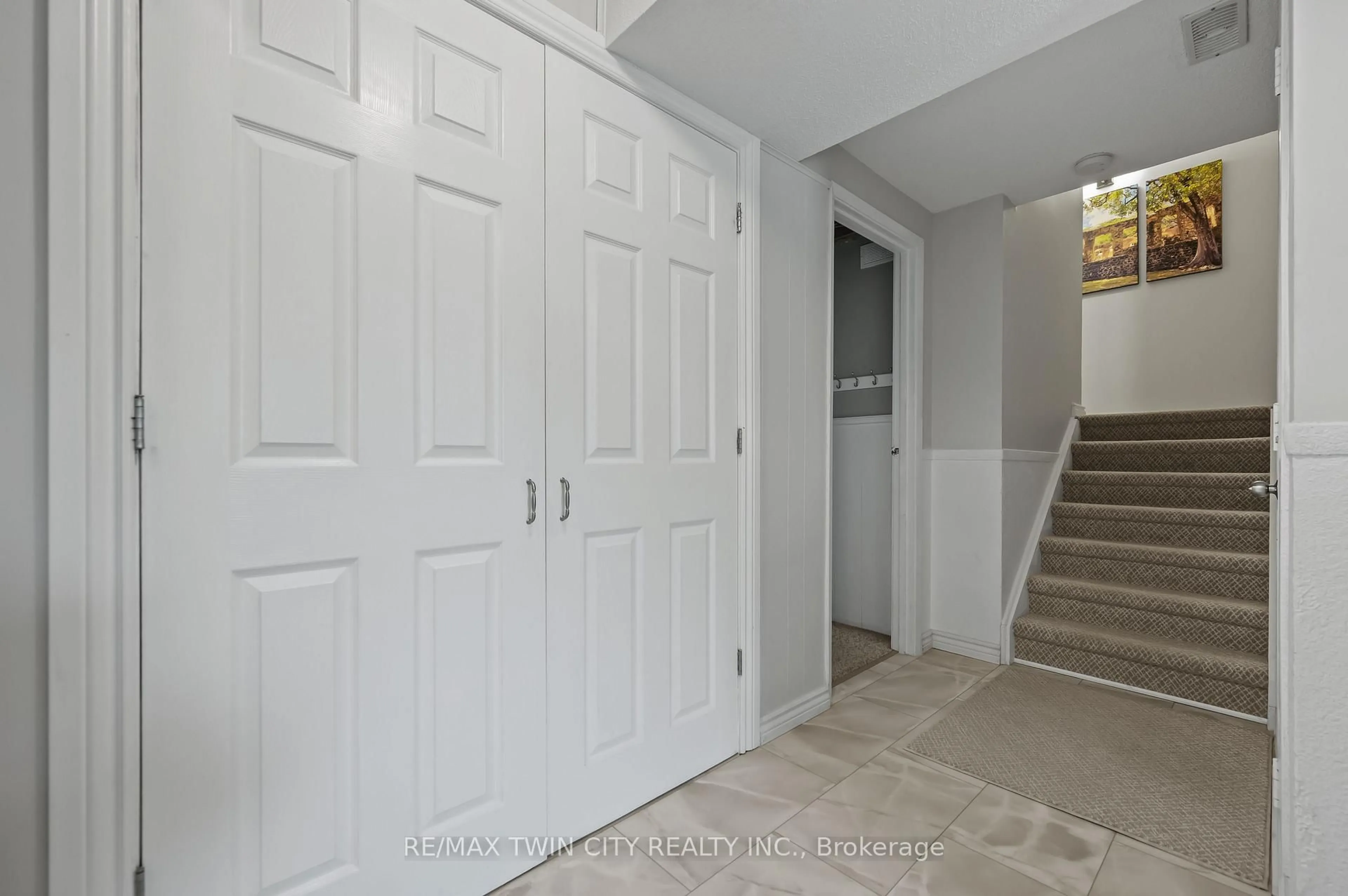 Indoor entryway for 301 Carlow Rd #43, Central Elgin Ontario N5L 1B8