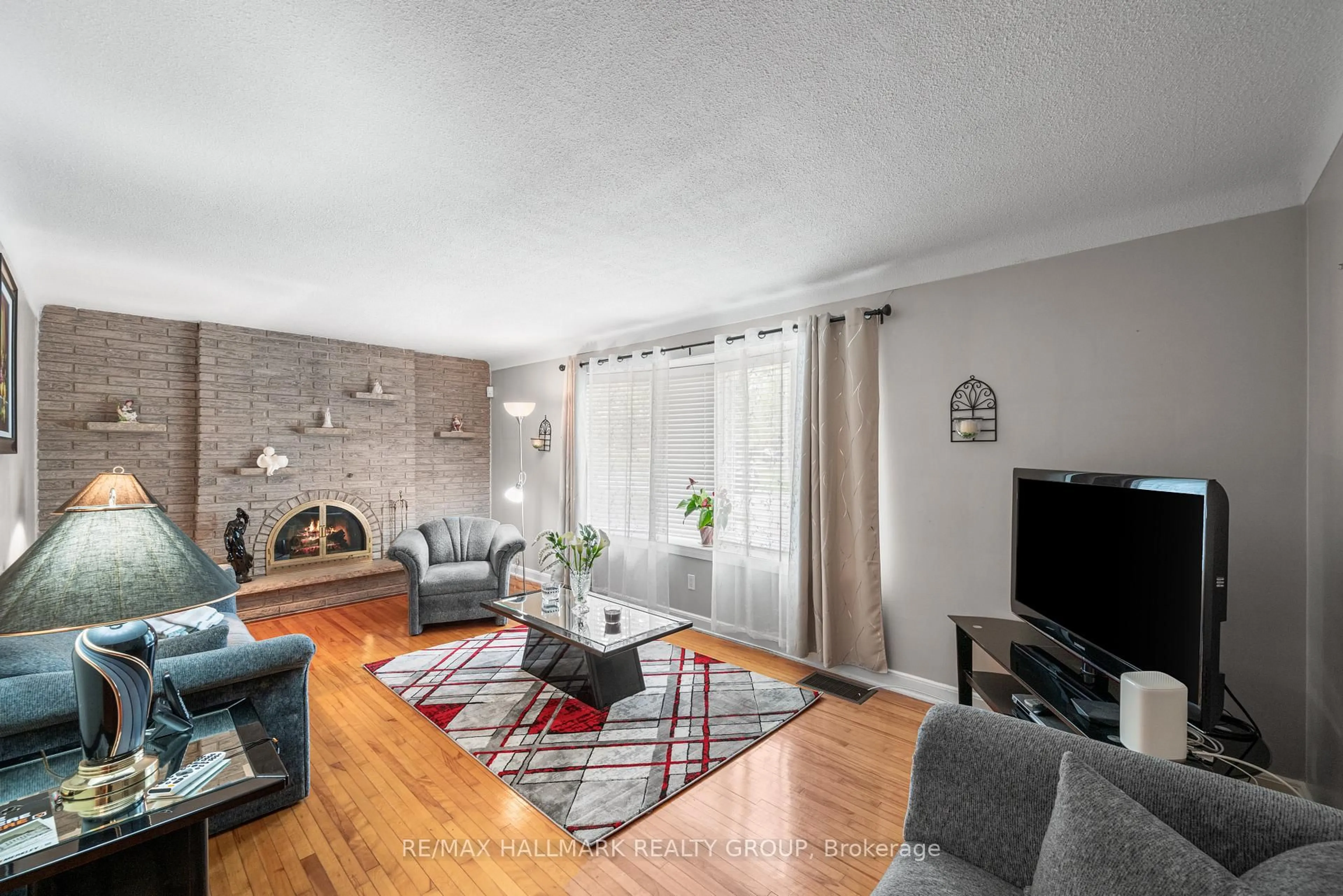 Living room with furniture, unknown for 141 DAHLIA Ave, Ottawa Ontario K1H 6G1