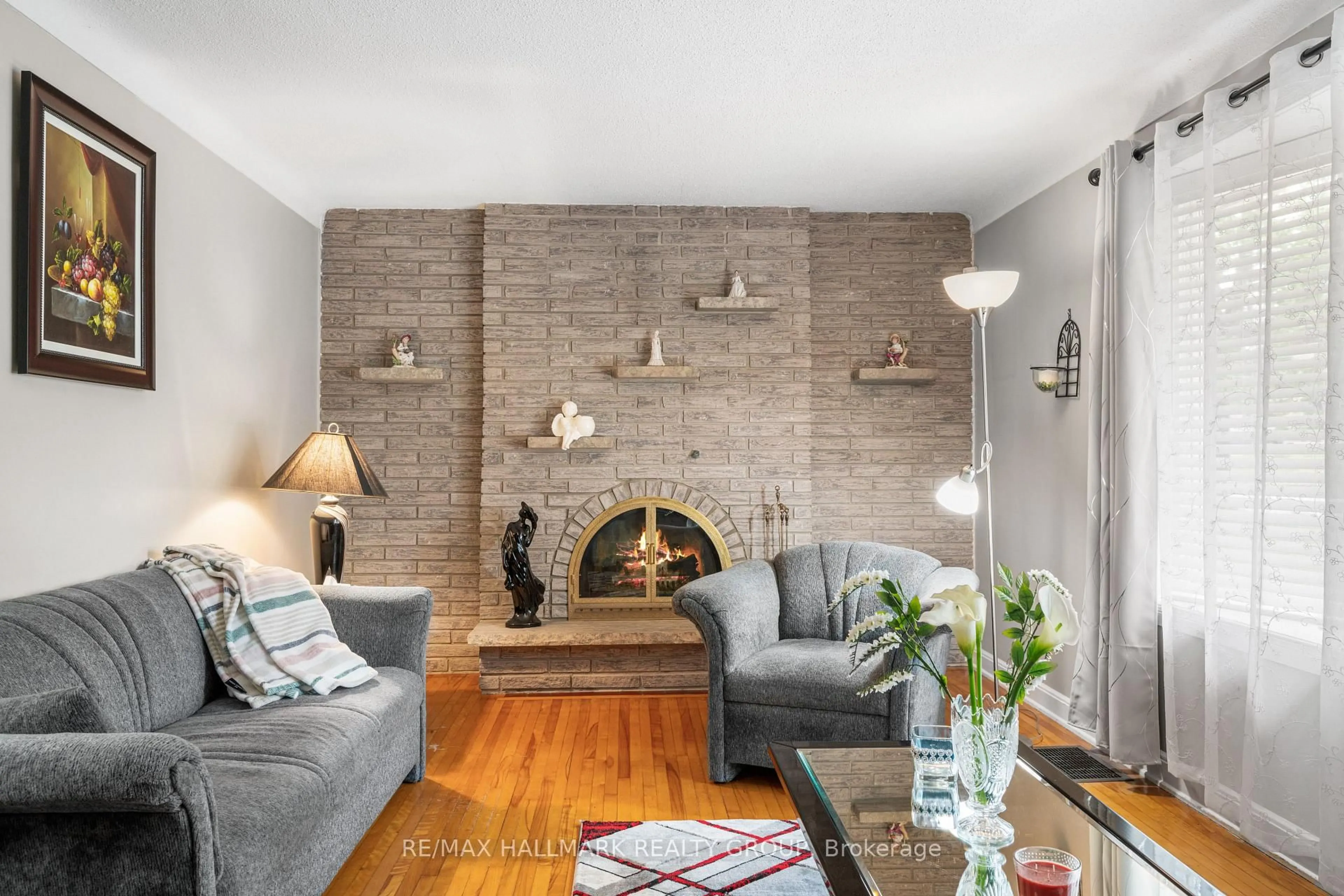 Living room with furniture, unknown for 141 DAHLIA Ave, Ottawa Ontario K1H 6G1