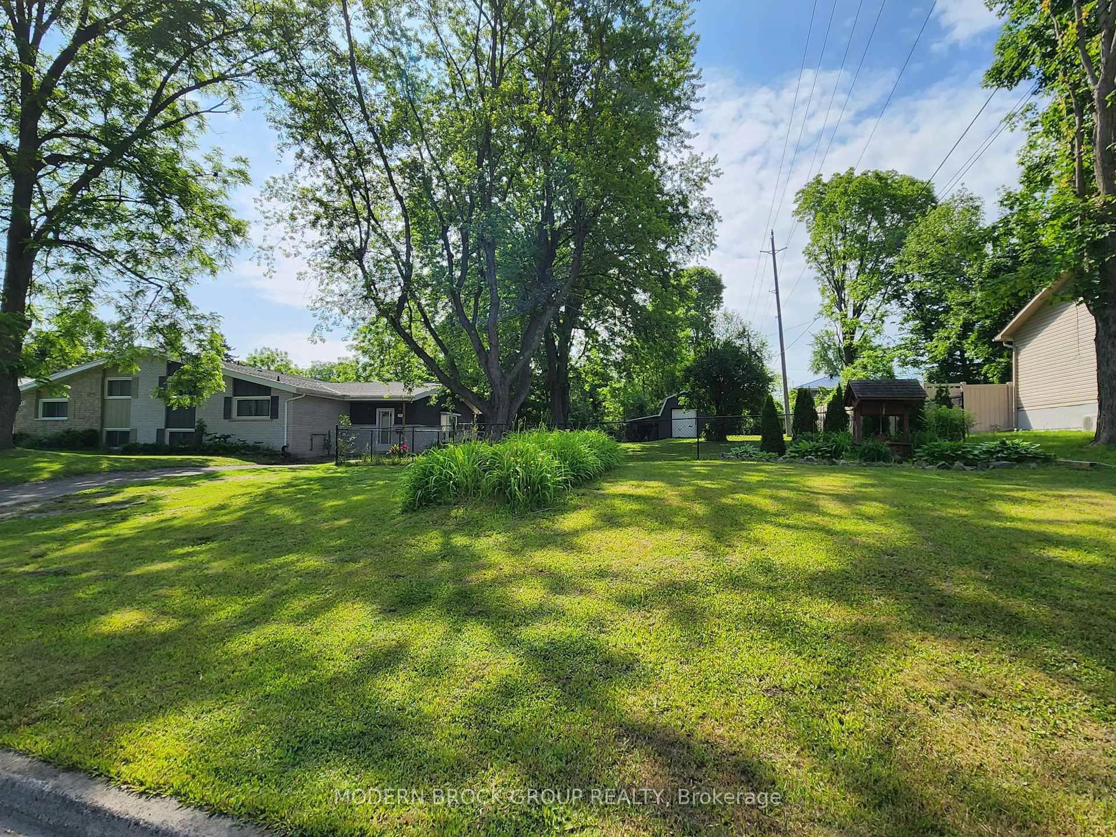 A pic from outside/outdoor area/front of a property/back of a property/a pic from drone, unknown for 345 Pearl St, Brockville Ontario K6V 4E4
