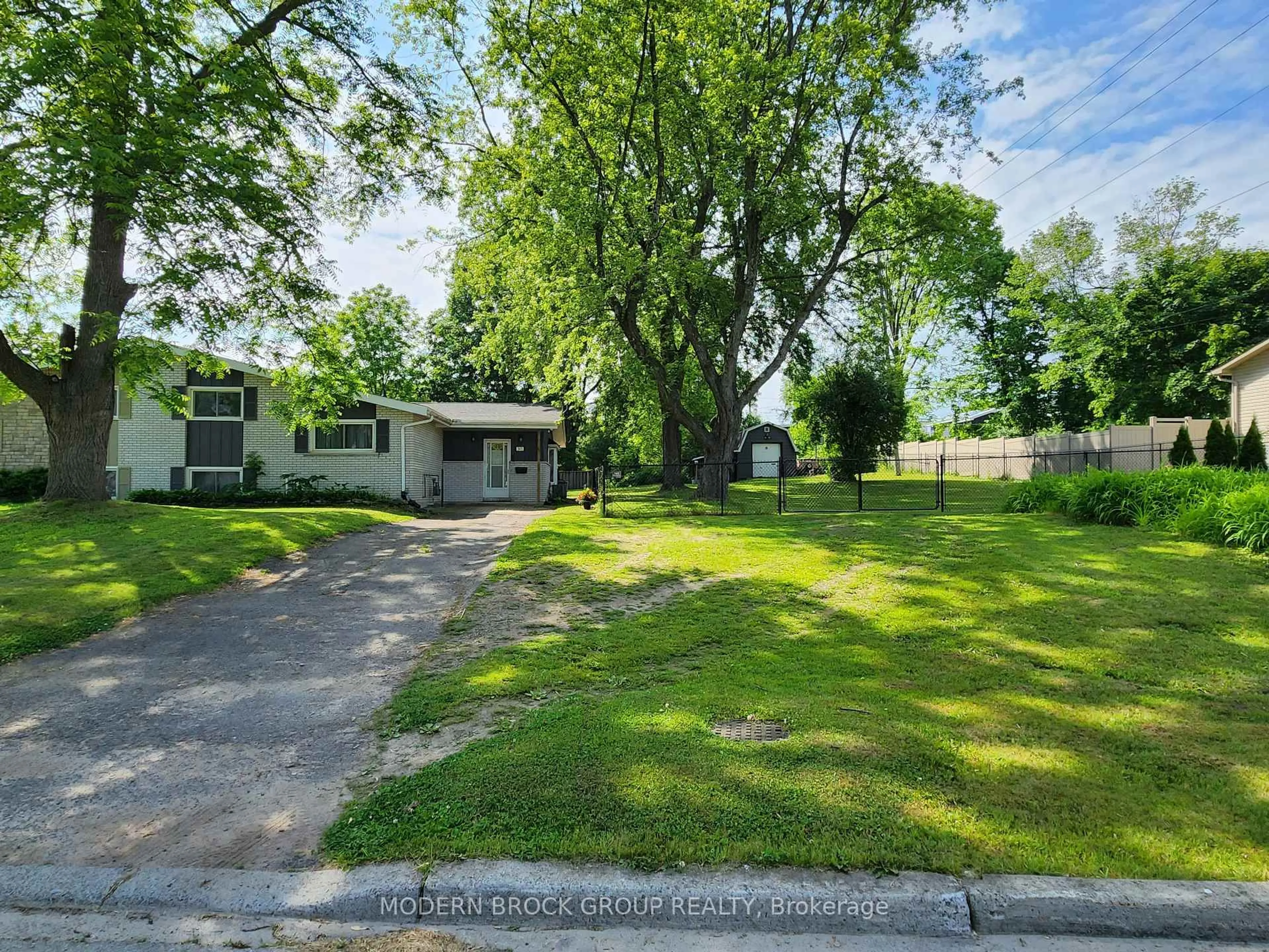 A pic from outside/outdoor area/front of a property/back of a property/a pic from drone, street for 345 Pearl St, Brockville Ontario K6V 4E4