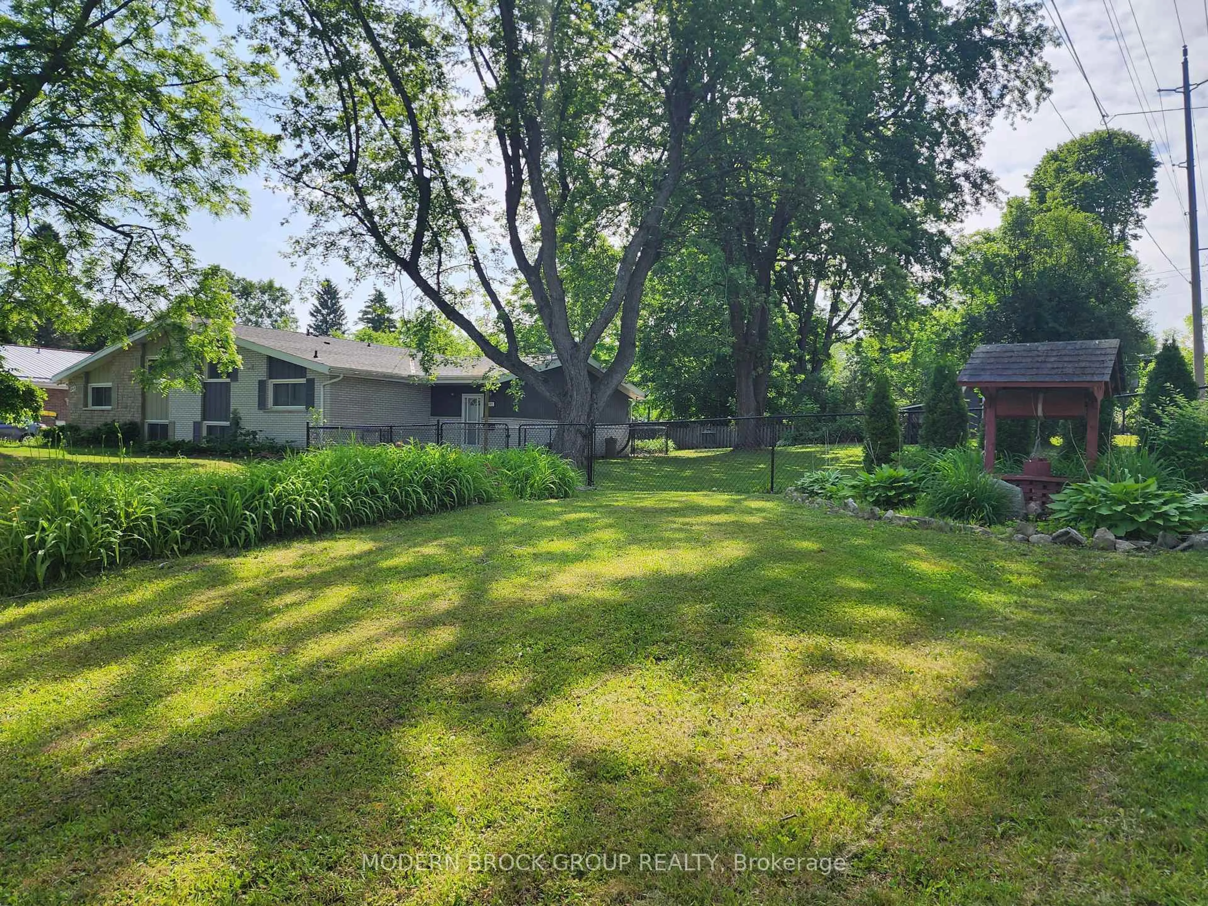 A pic from outside/outdoor area/front of a property/back of a property/a pic from drone, forest/trees view for 345 Pearl St, Brockville Ontario K6V 4E4