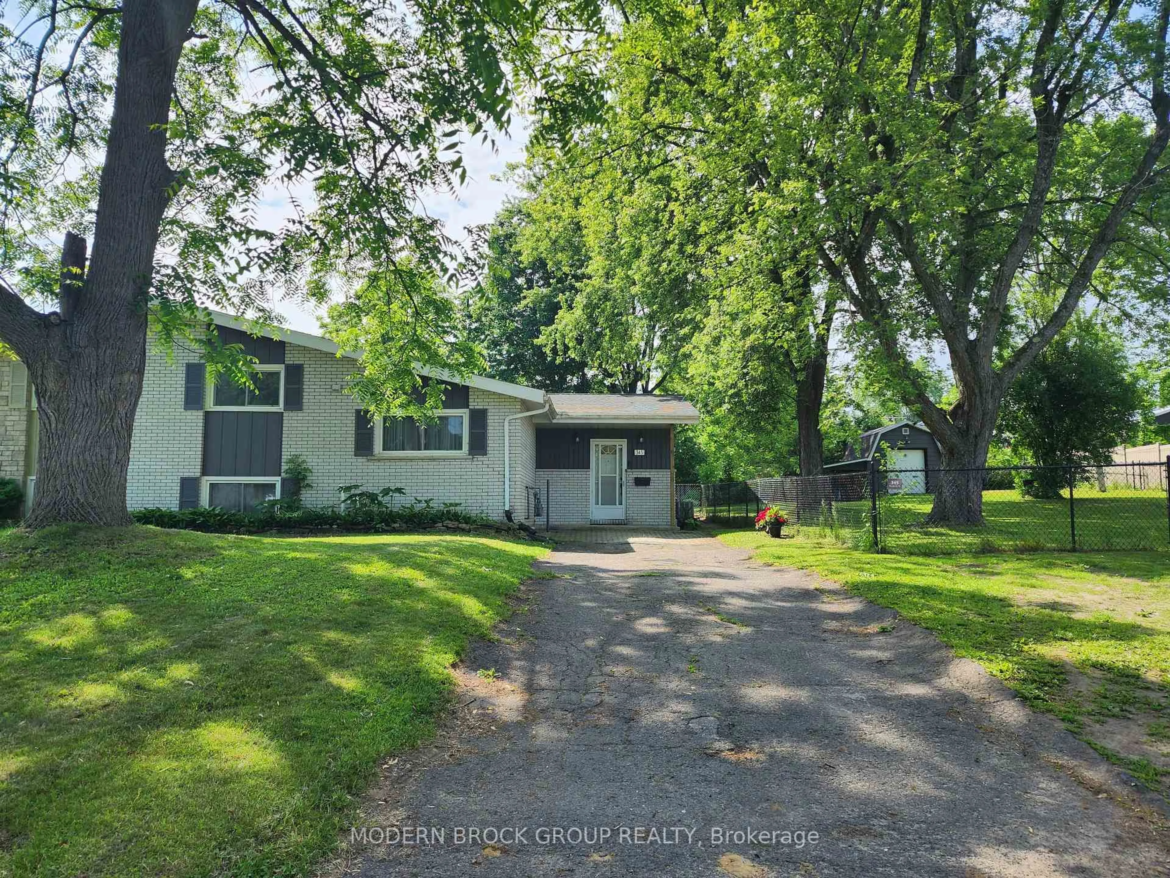 A pic from outside/outdoor area/front of a property/back of a property/a pic from drone, street for 345 Pearl St, Brockville Ontario K6V 4E4