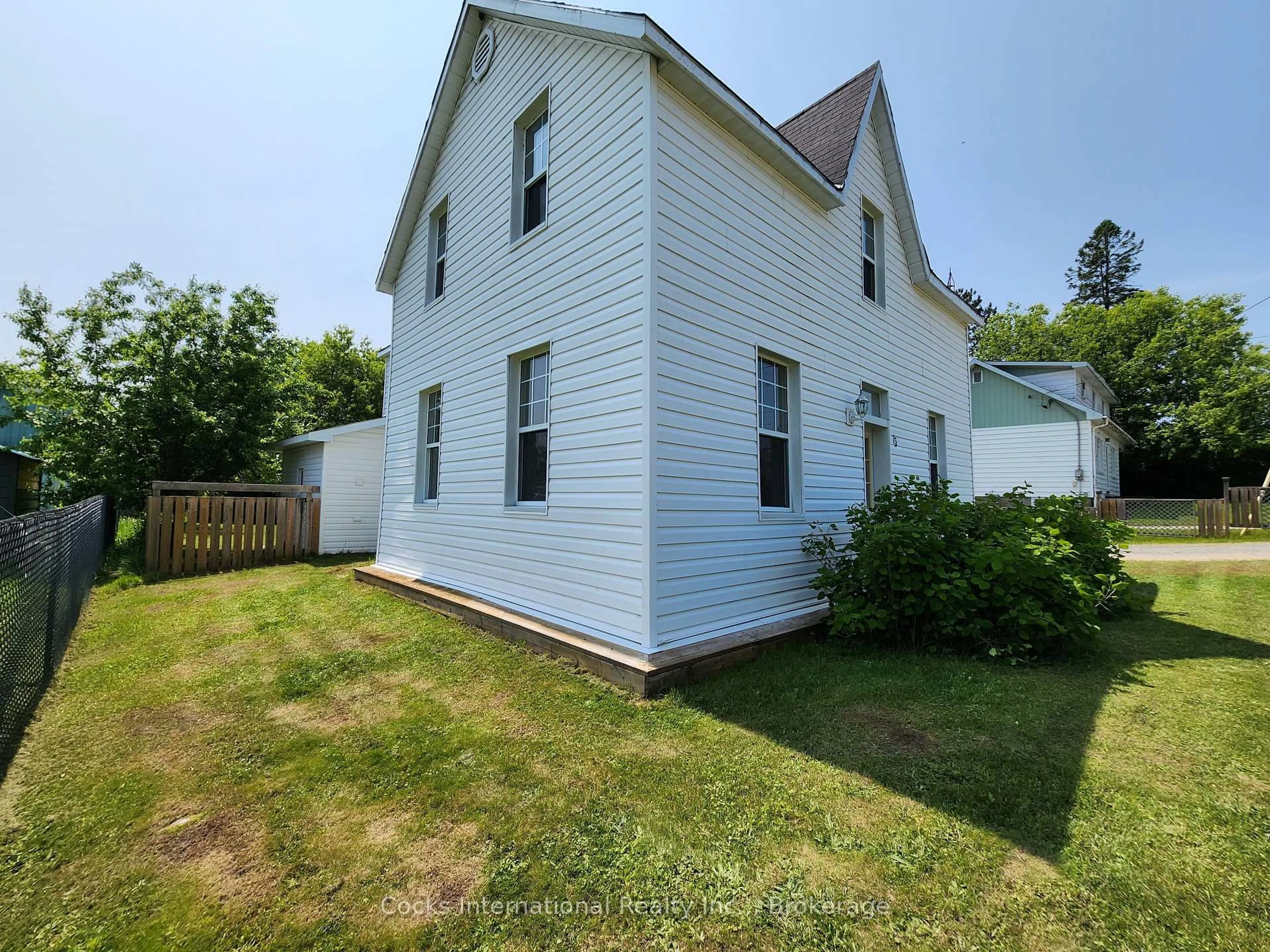 A pic from outside/outdoor area/front of a property/back of a property/a pic from drone, building for 13 Main St, Sundridge Ontario P0A 1Z0