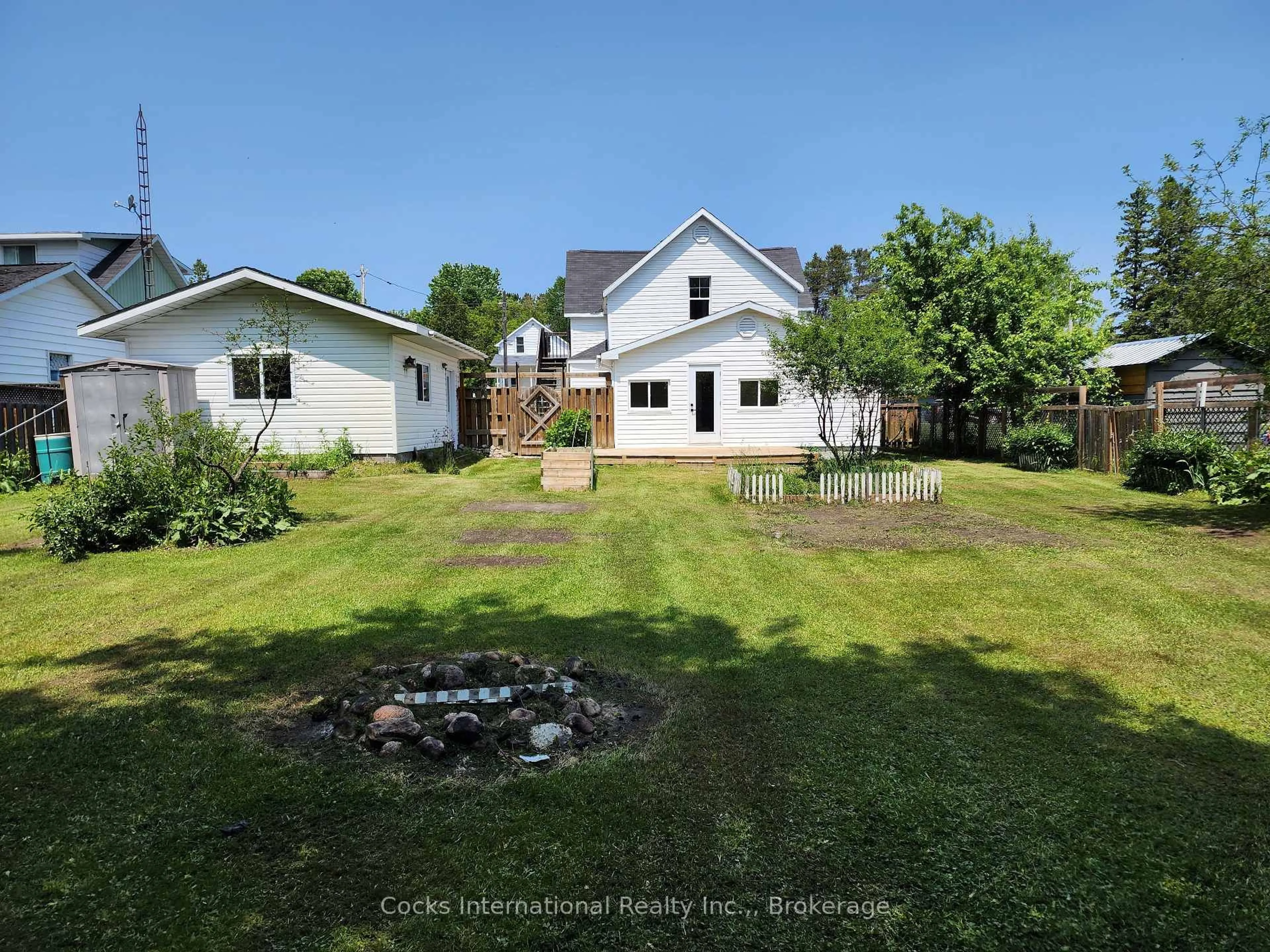 A pic from outside/outdoor area/front of a property/back of a property/a pic from drone, unknown for 13 Main St, Sundridge Ontario P0A 1Z0