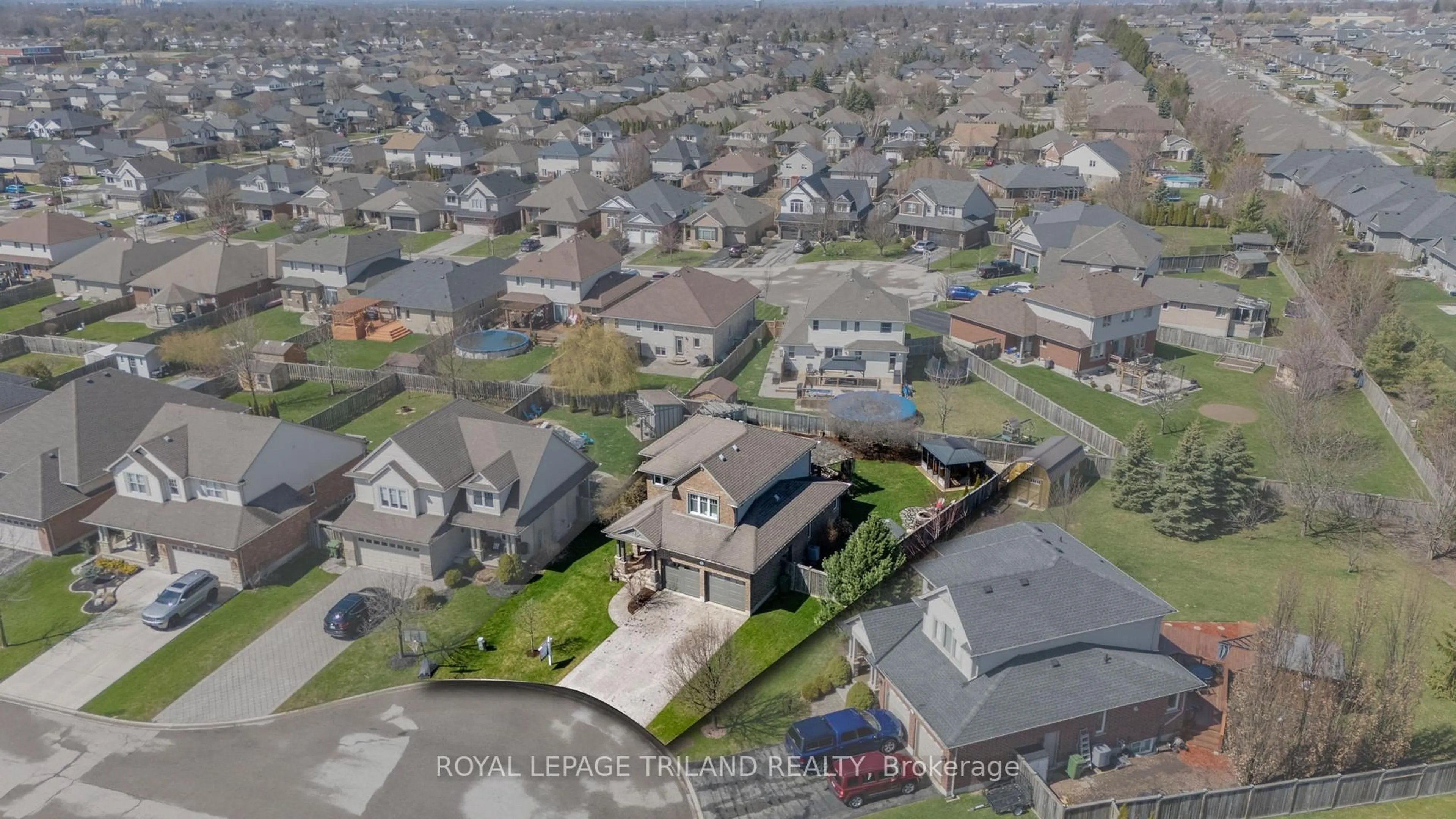 A pic from outside/outdoor area/front of a property/back of a property/a pic from drone, street for 19 Chamberlain Crt, St. Thomas Ontario N5R 0A4