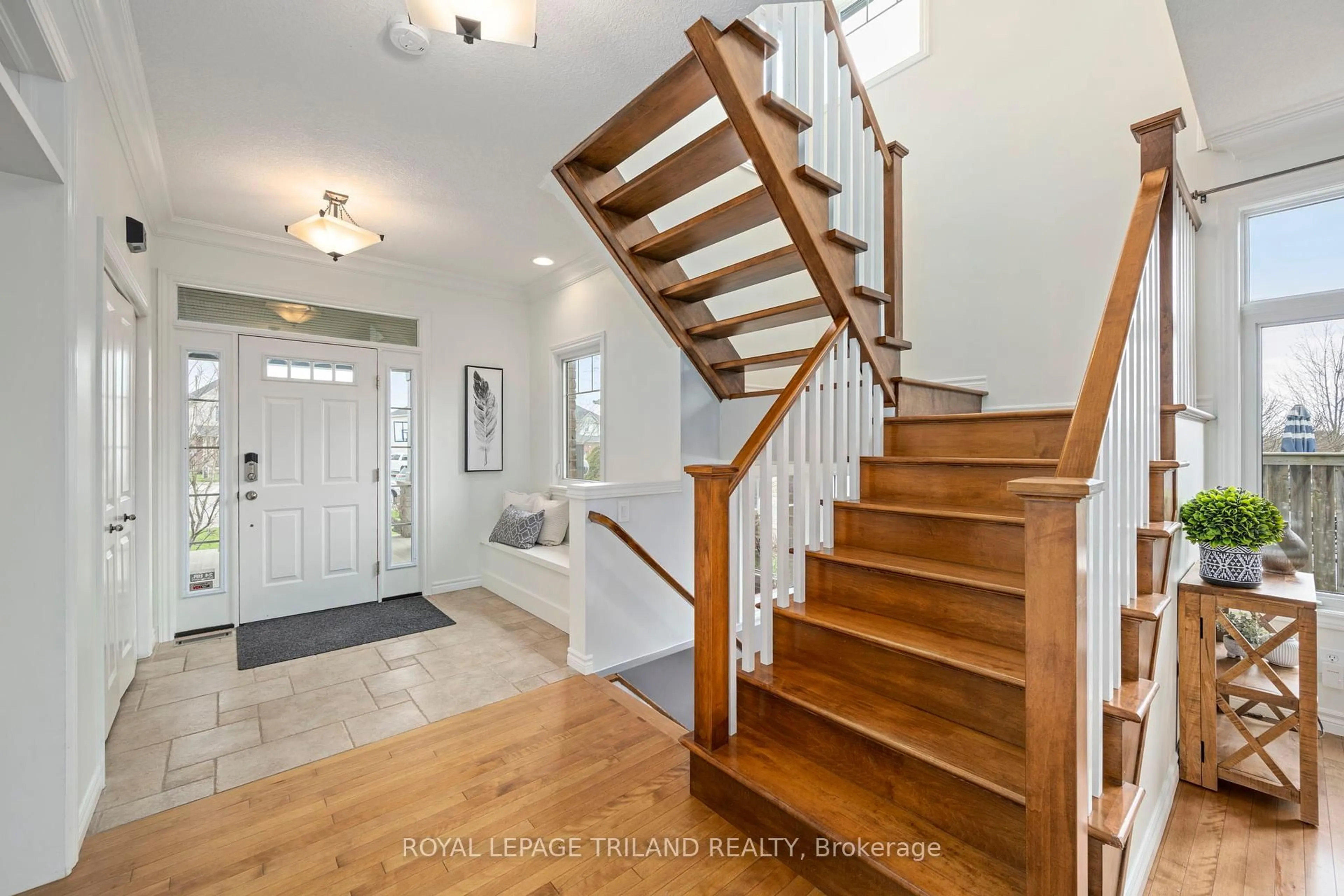 Indoor entryway for 19 Chamberlain Crt, St. Thomas Ontario N5R 0A4