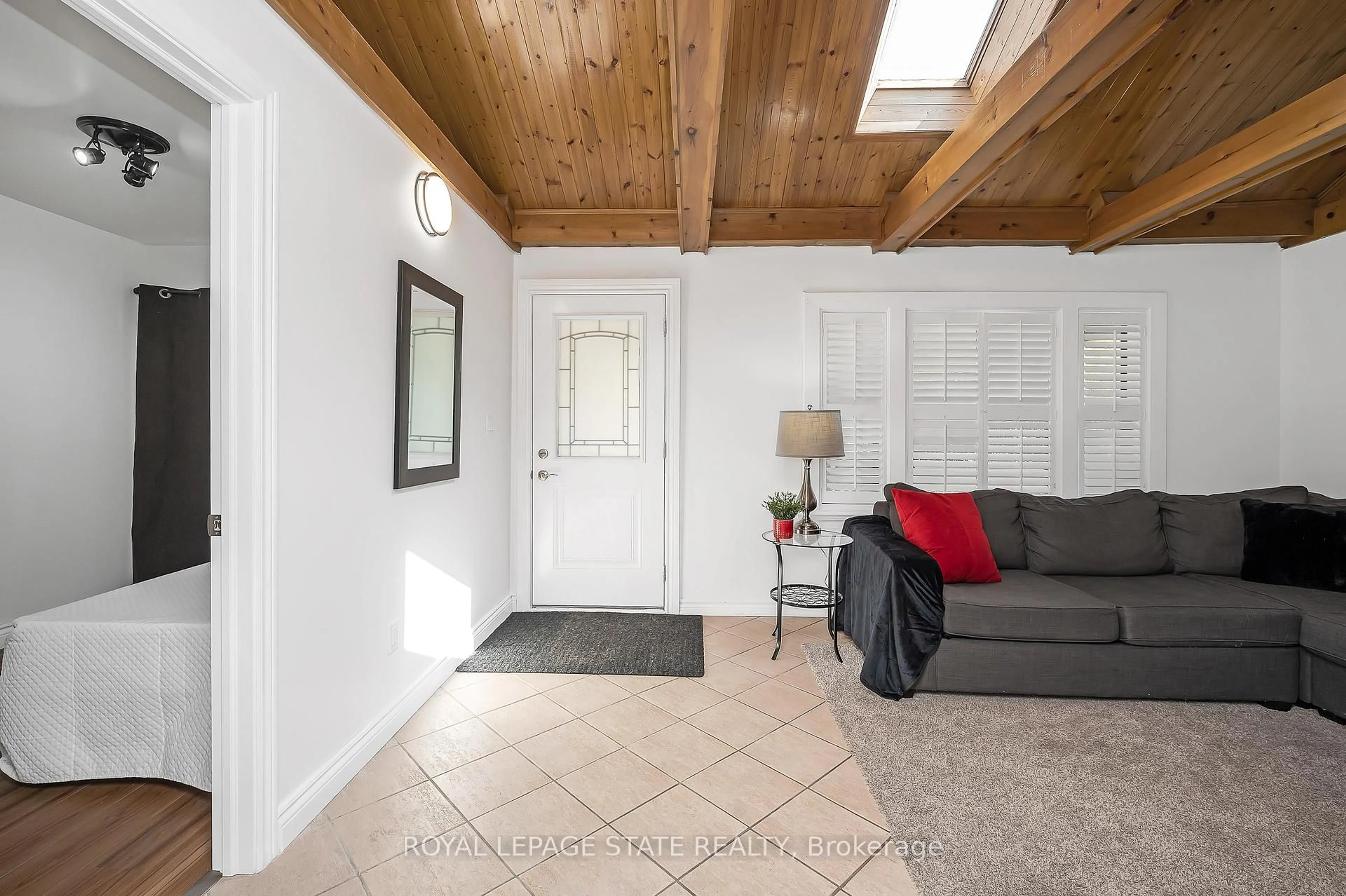 Indoor entryway for 100 Munn St, Hamilton Ontario L8V 1K3