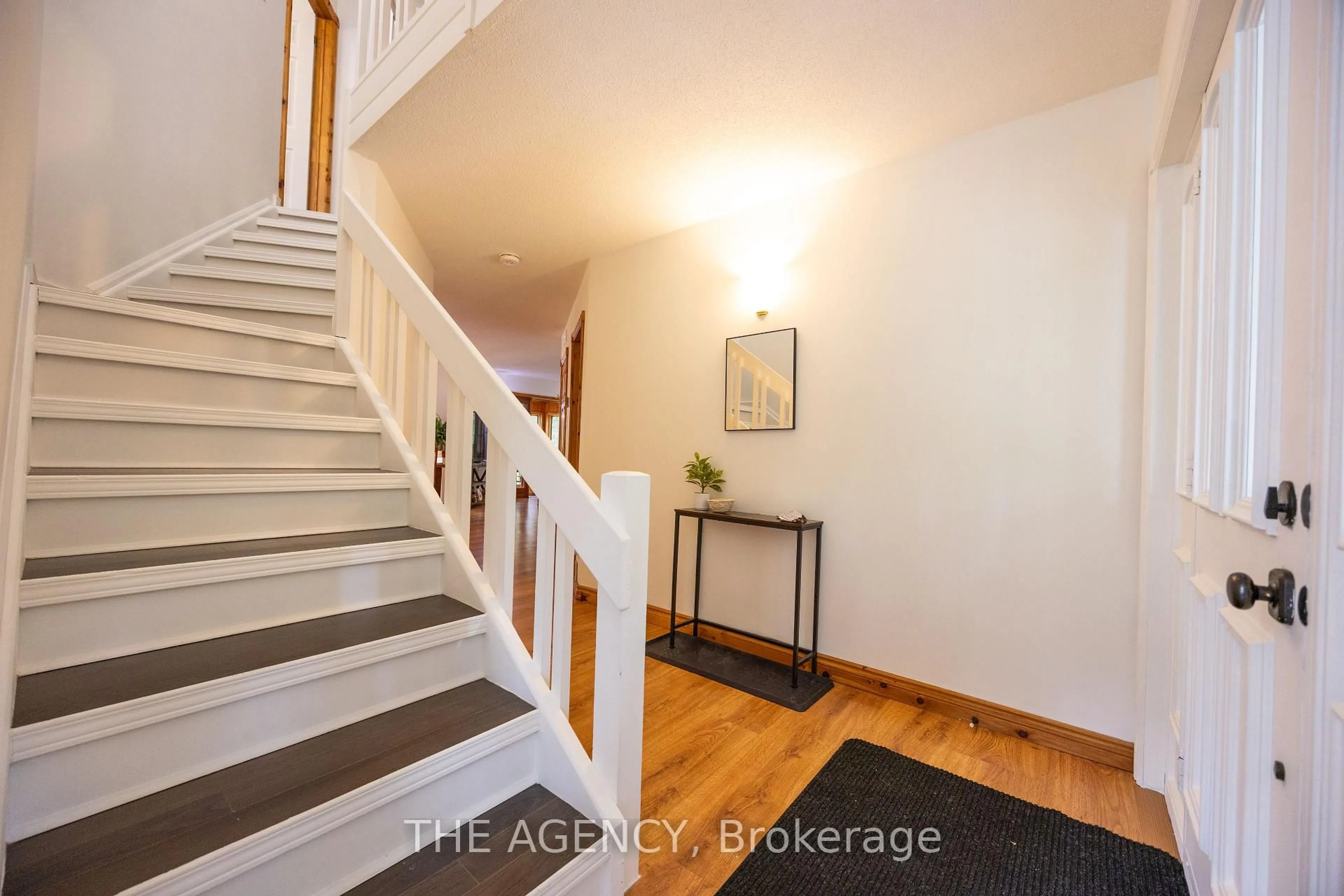 Indoor foyer for 1411 Cedar Lane, Bracebridge Ontario P1L 1W9