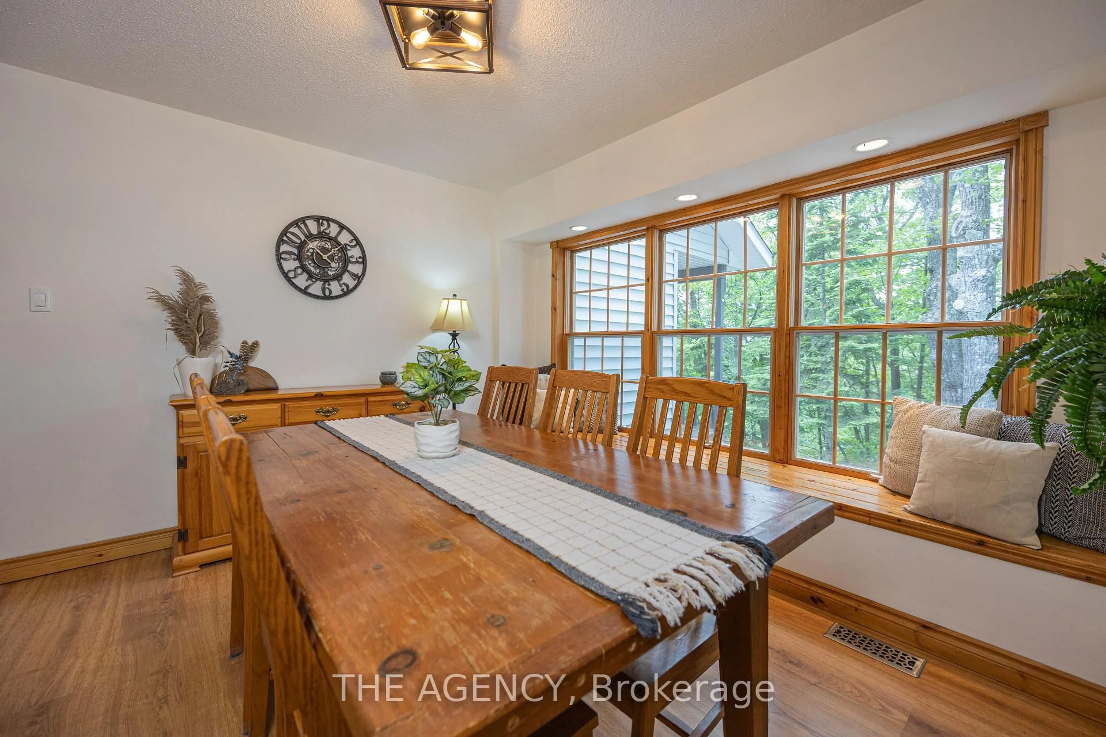 Dining room, wood/laminate floor for 1411 Cedar Lane, Bracebridge Ontario P1L 1W9