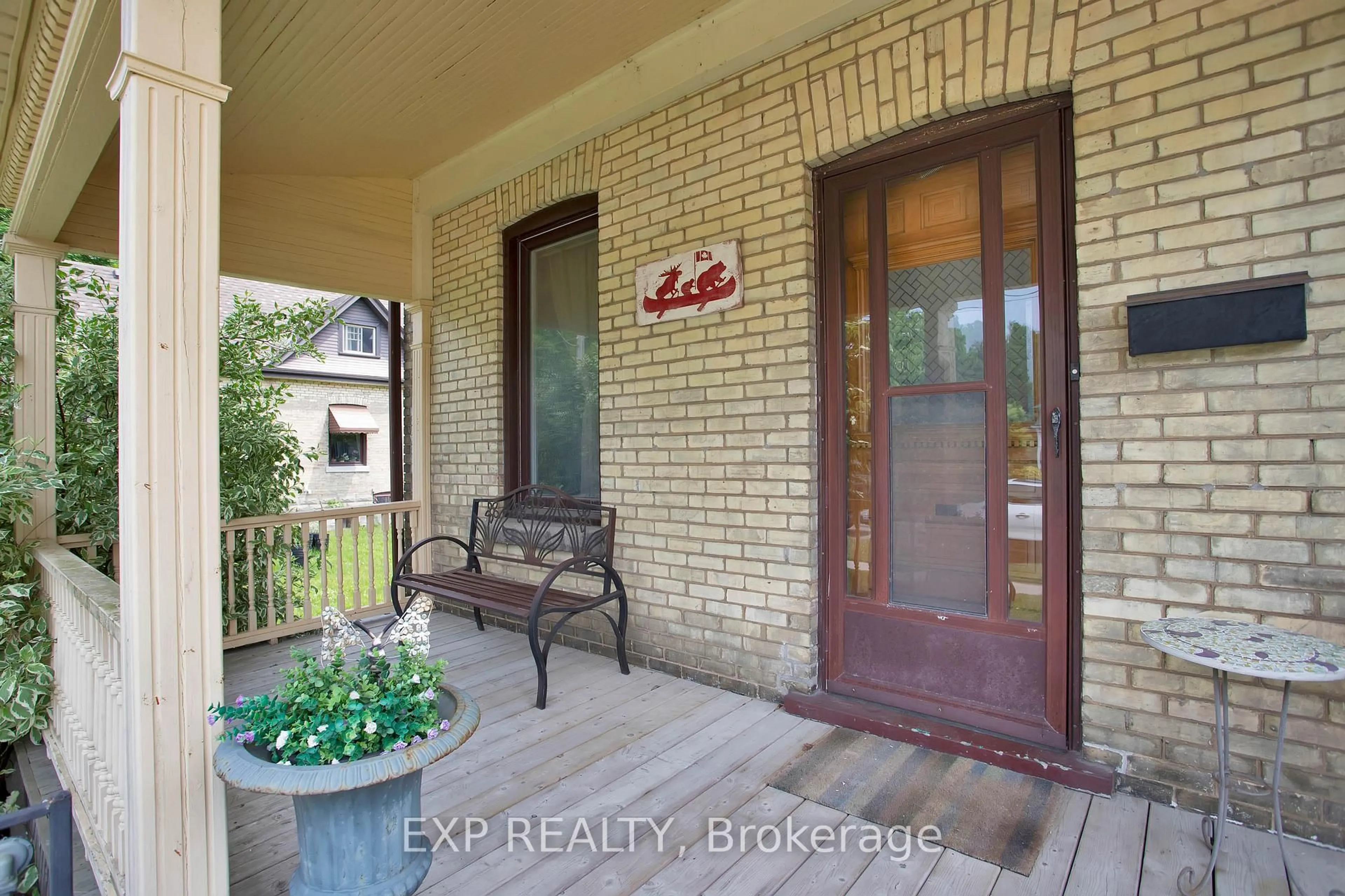 Indoor entryway for 52 Chester St, St. Thomas Ontario N5R 1V3
