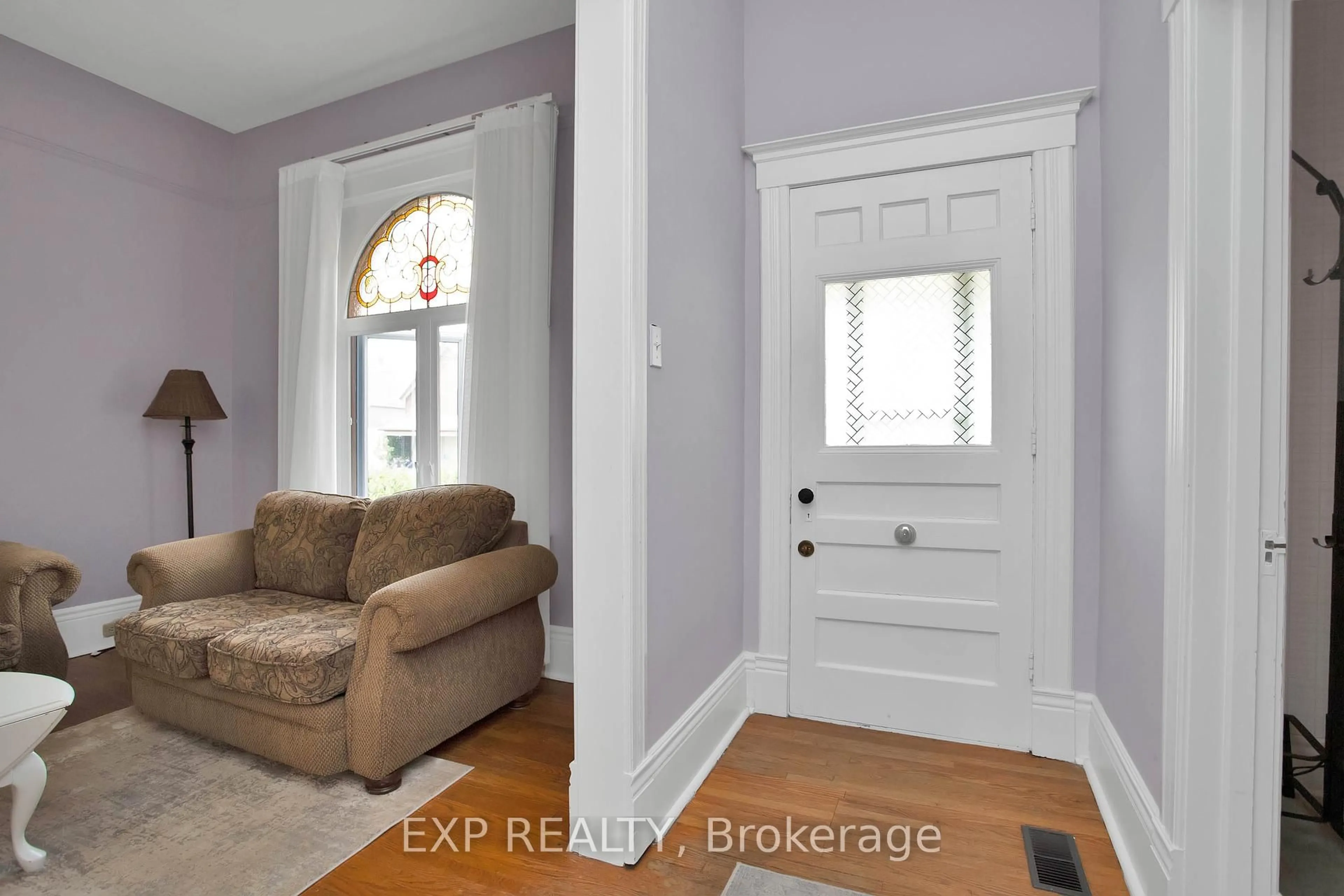 Indoor entryway for 52 Chester St, St. Thomas Ontario N5R 1V3