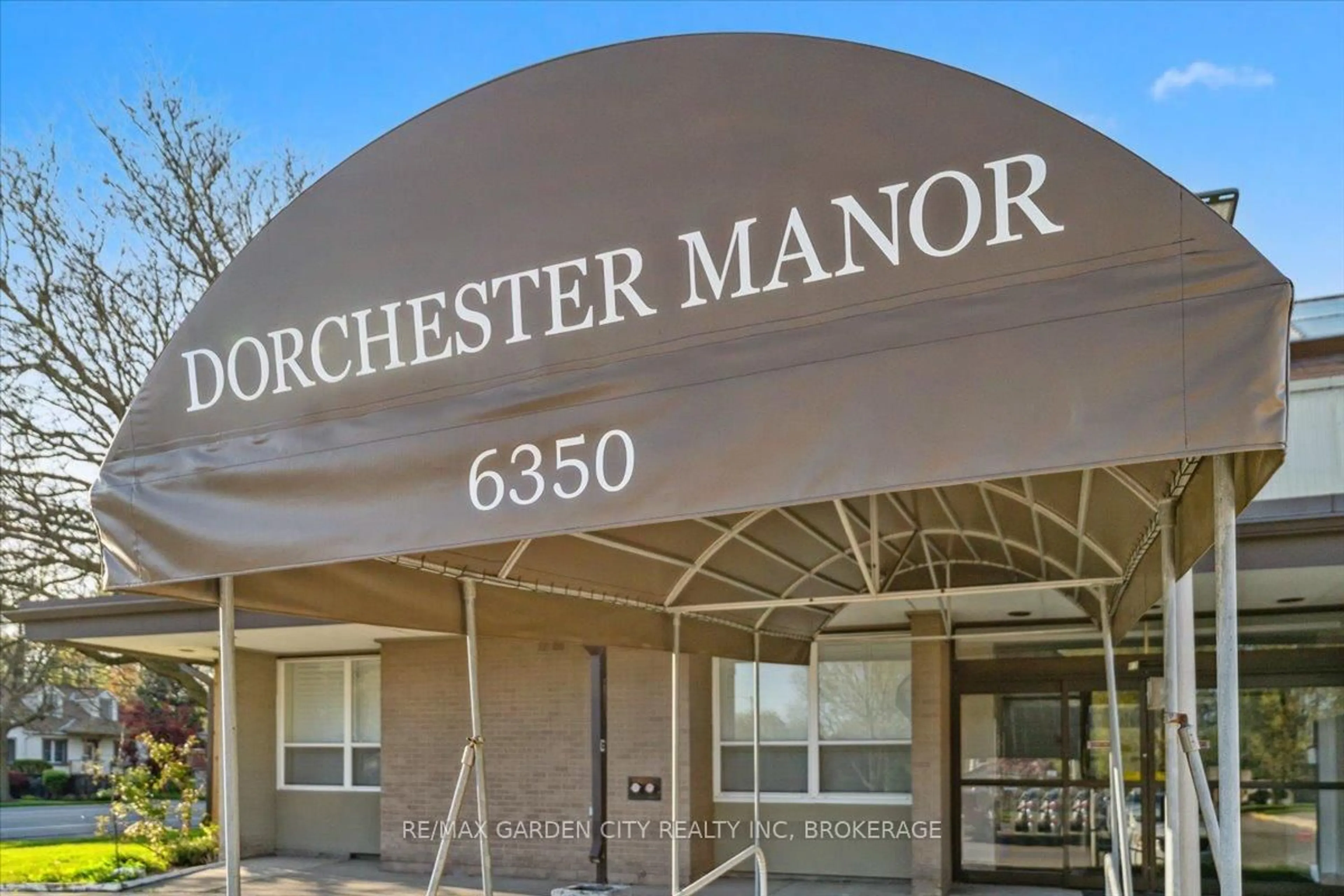Indoor foyer for 6350 Dorchester Rd #125, Niagara Falls Ontario L2G 0A1