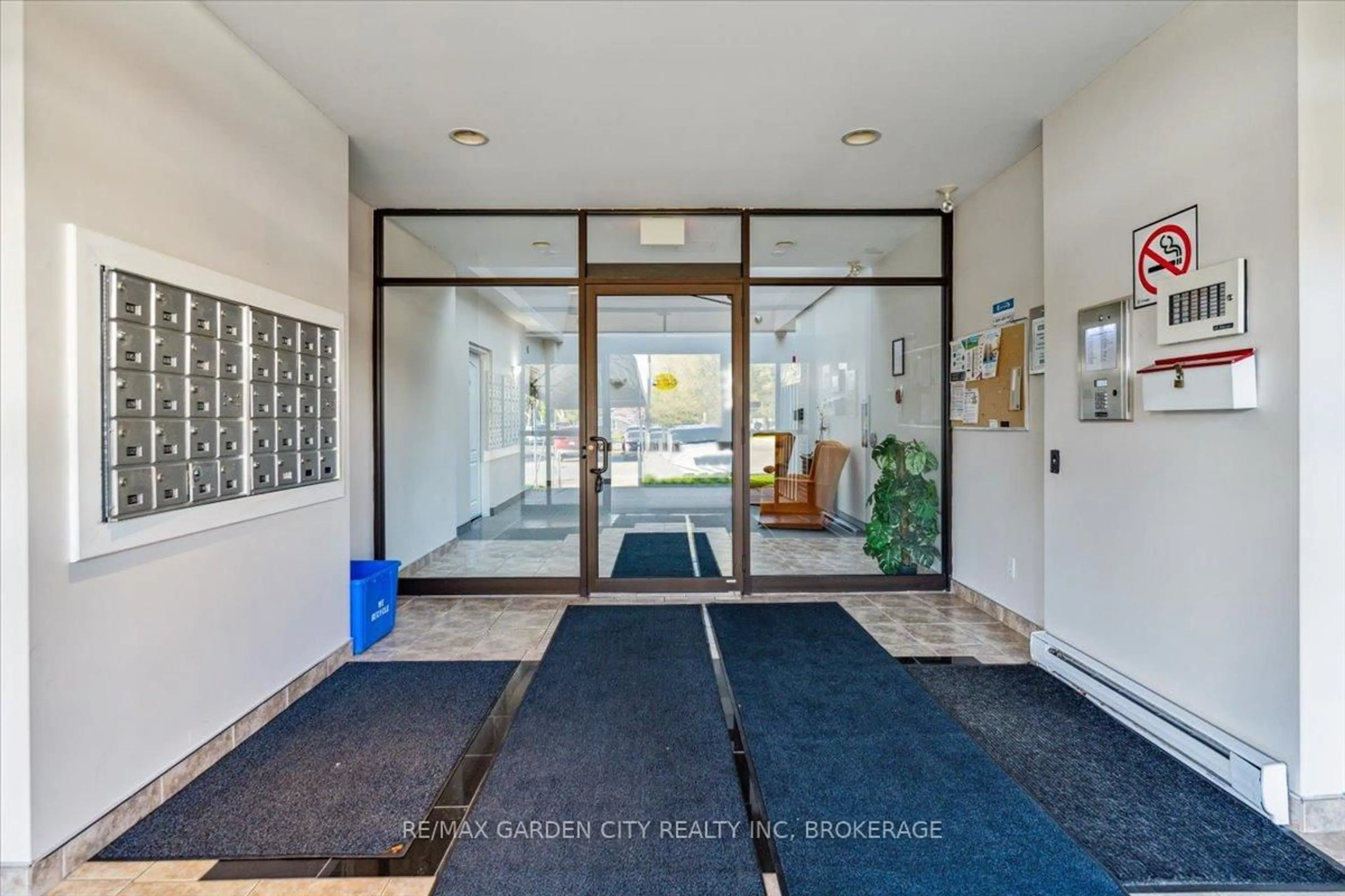 Indoor entryway for 6350 Dorchester Rd #125, Niagara Falls Ontario L2G 0A1