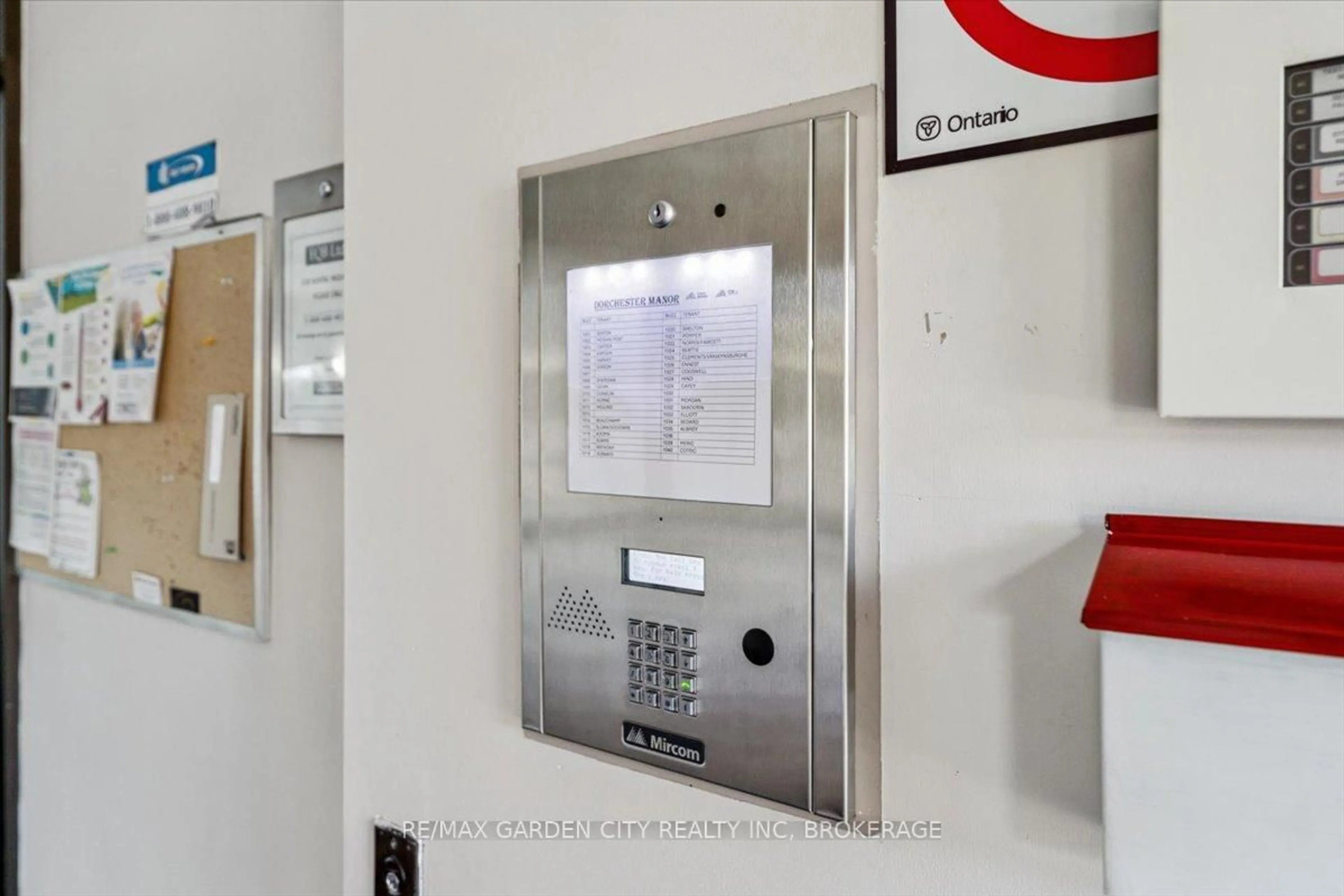 Indoor foyer for 6350 Dorchester Rd #125, Niagara Falls Ontario L2G 0A1