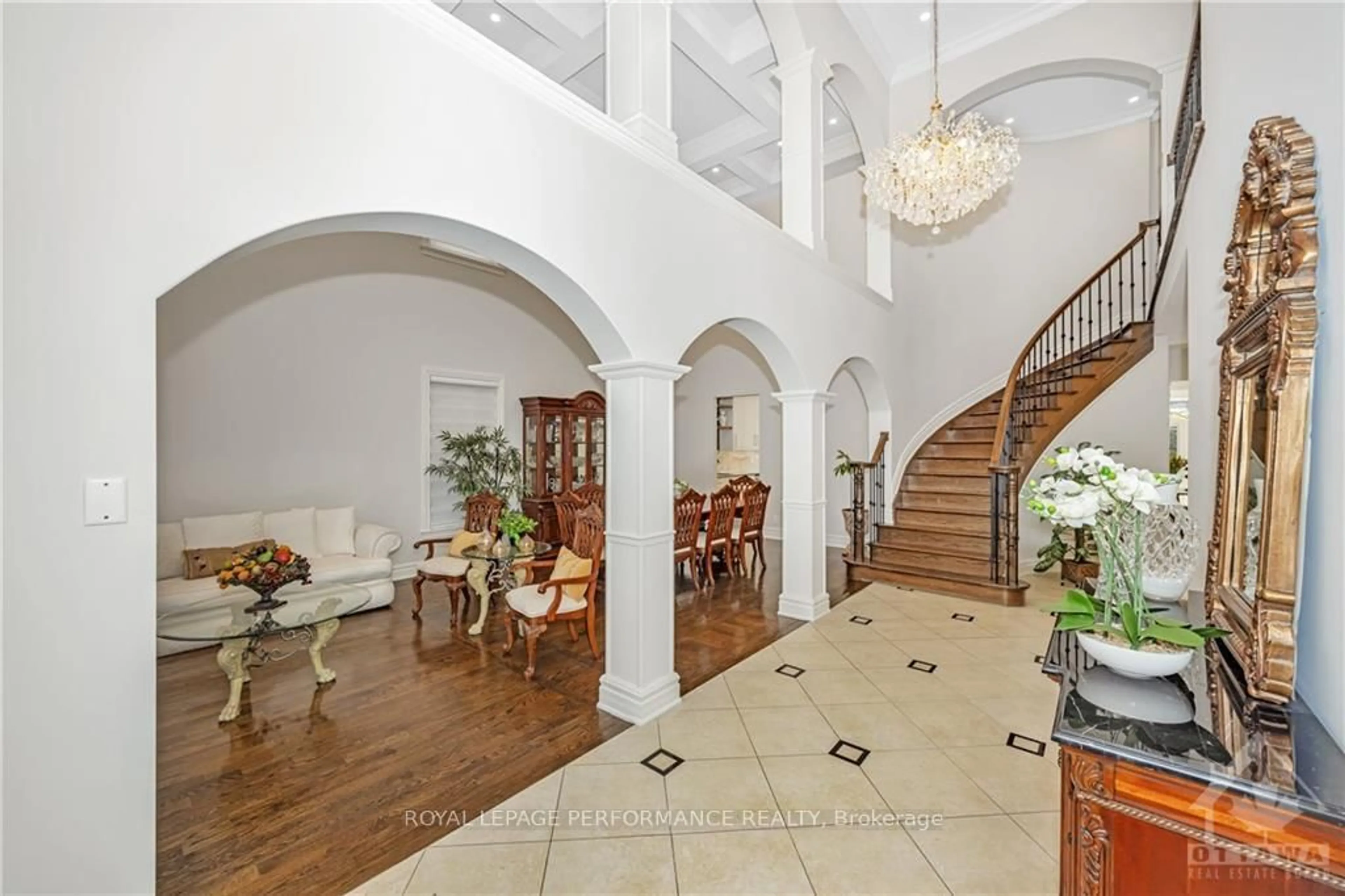 Indoor foyer for 32 ARGUE Dr, Ottawa Ontario K2E 6S1