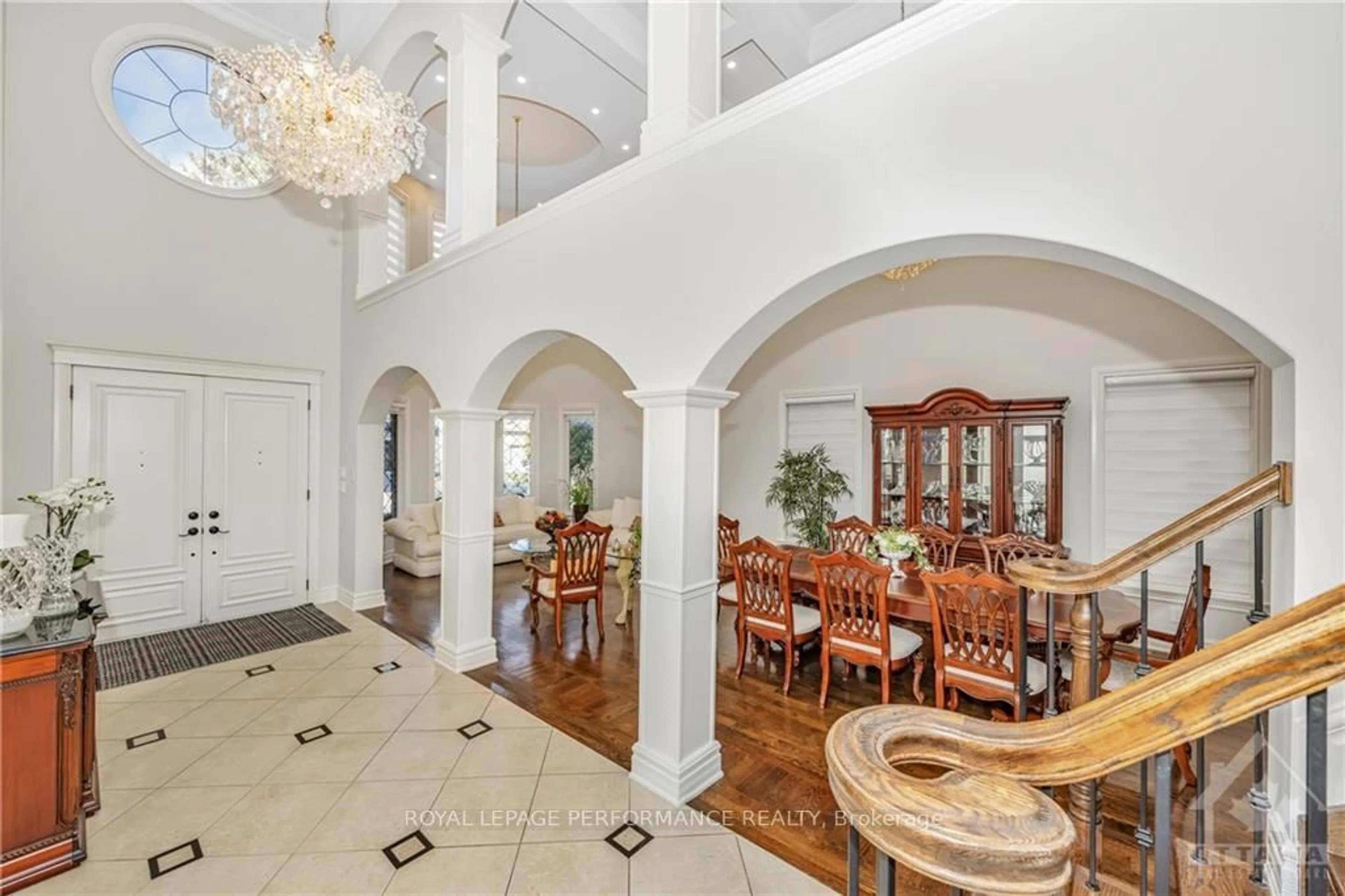 Indoor foyer for 32 ARGUE Dr, Ottawa Ontario K2E 6S1
