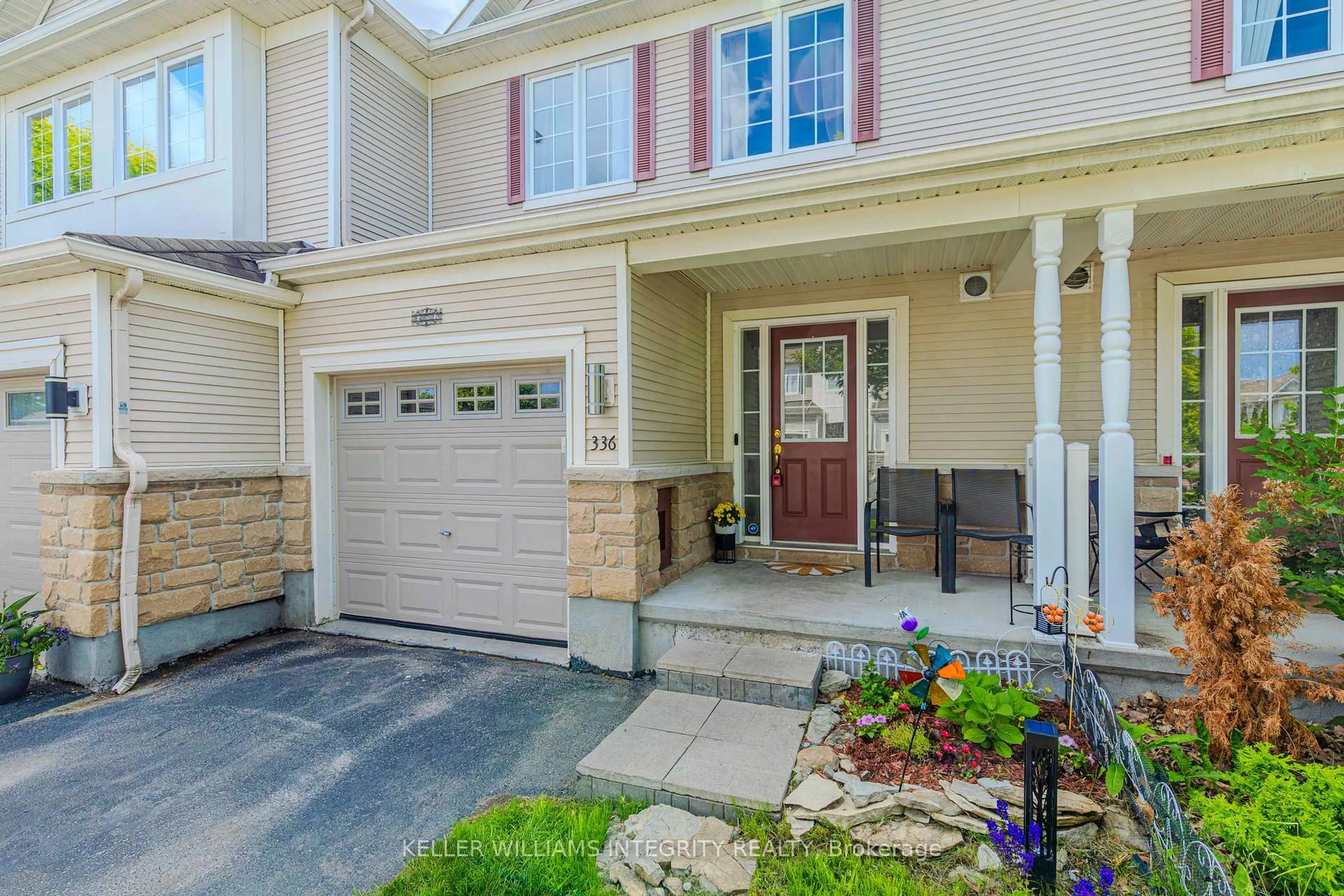 Indoor entryway for 336 Quetico Private, Ottawa Ontario K2J 0E5