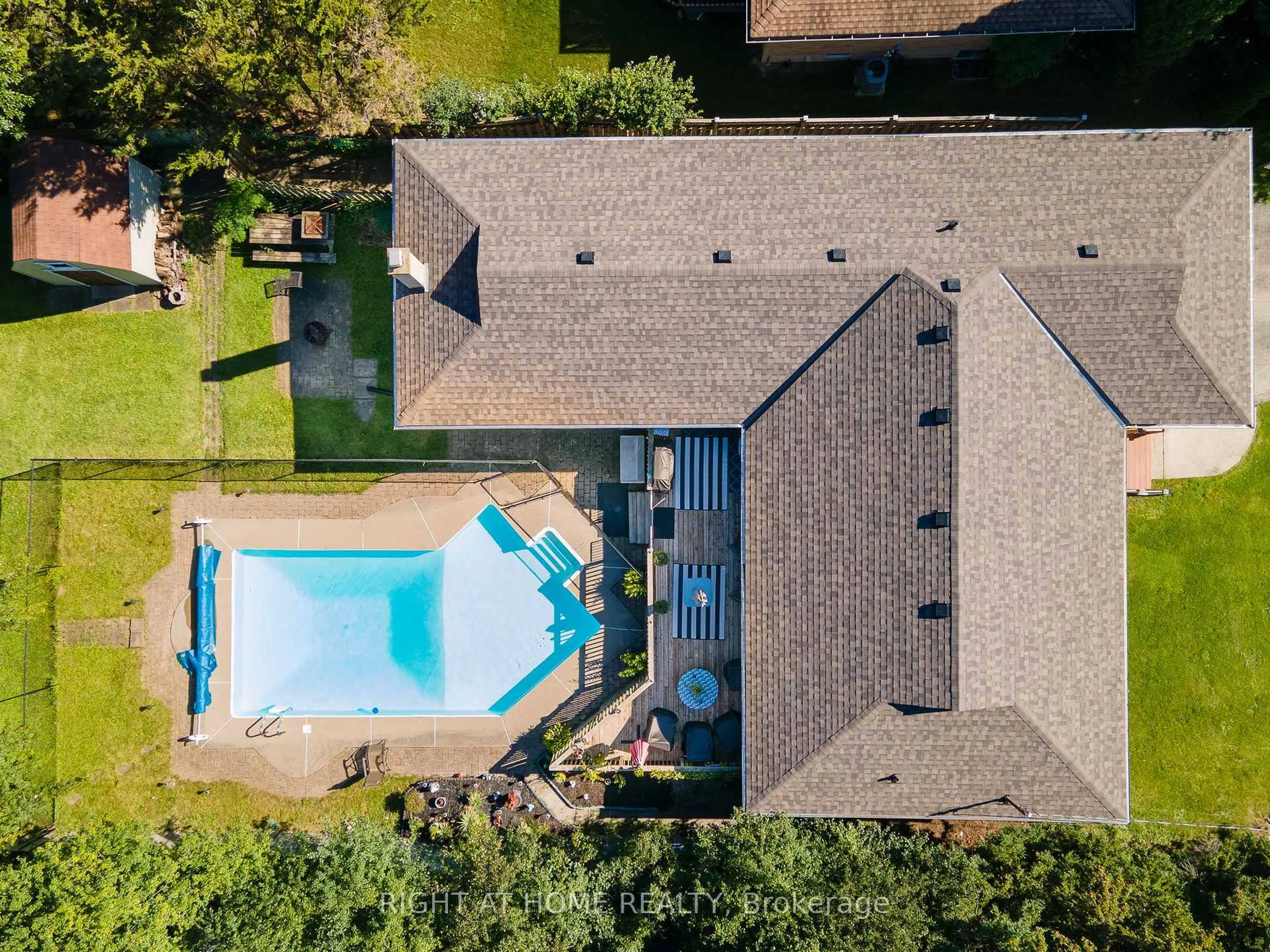A pic from outside/outdoor area/front of a property/back of a property/a pic from drone, unknown for 594 Gordon Ave, London South Ontario N6J 2W2
