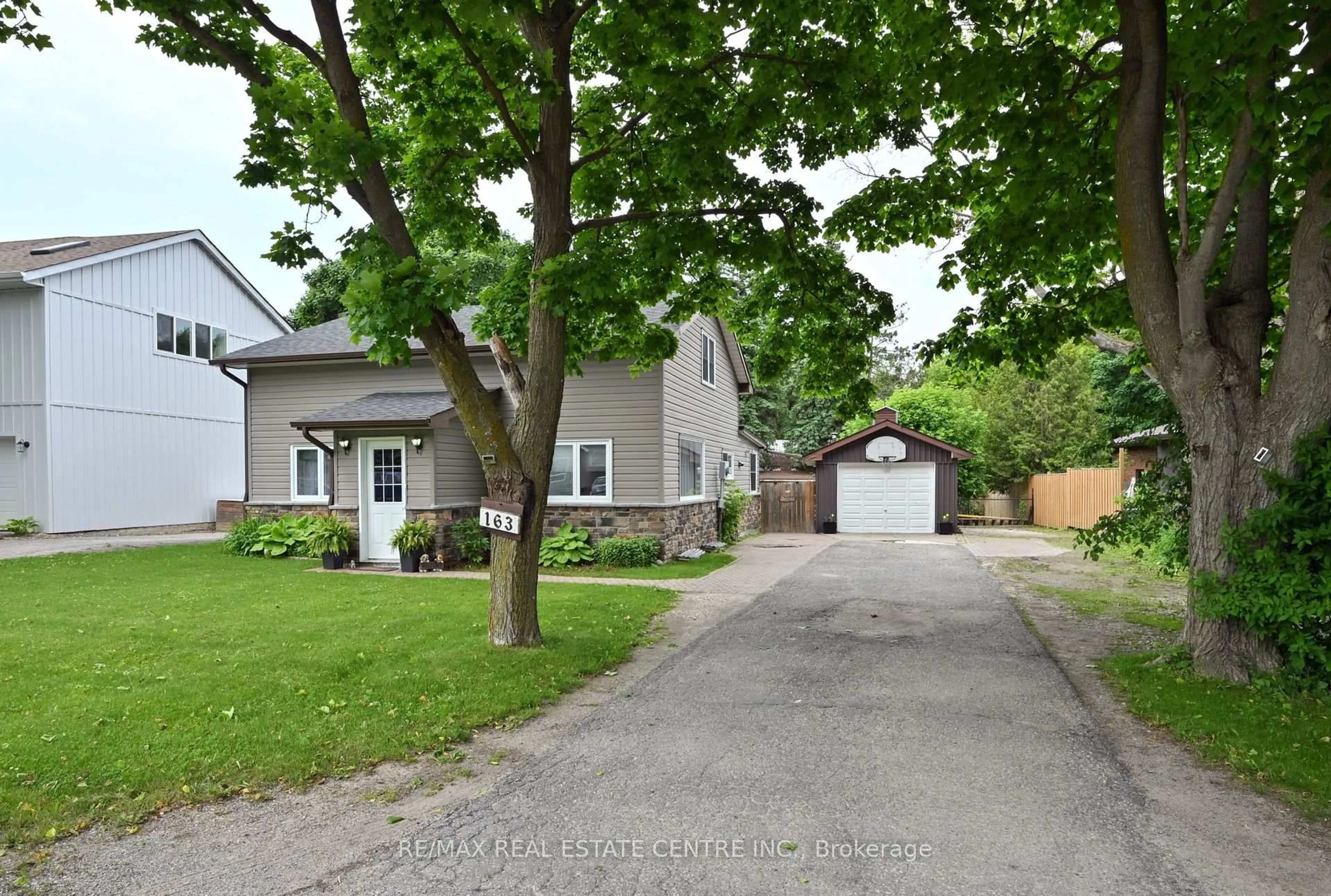 A pic from outside/outdoor area/front of a property/back of a property/a pic from drone, street for 163 Daniel St, Erin Ontario N0B 1T0