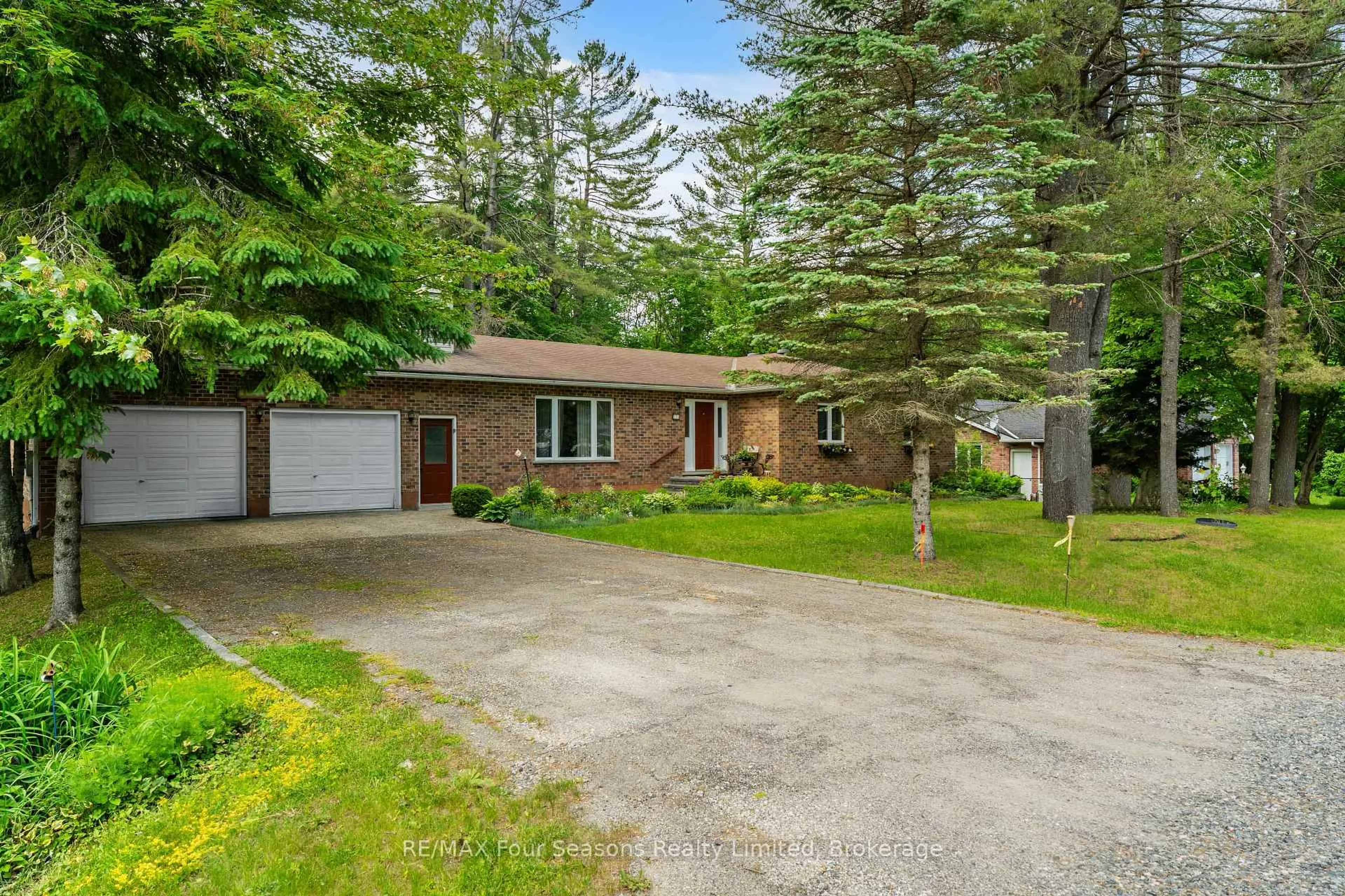 A pic from outside/outdoor area/front of a property/back of a property/a pic from drone, unknown for 113 Glendale Rd, Bracebridge Ontario P1L 1A7