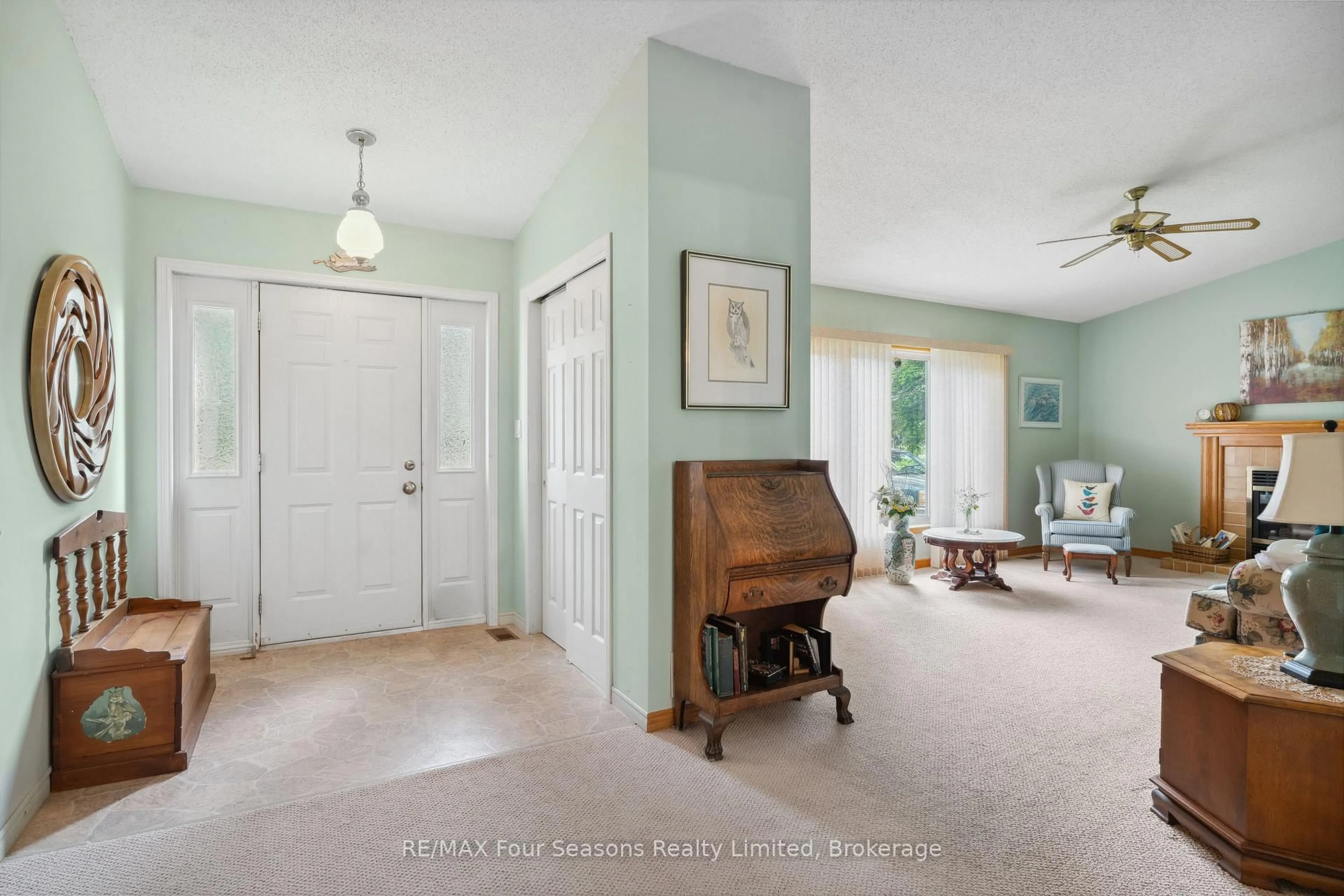 Indoor entryway for 113 Glendale Rd, Bracebridge Ontario P1L 1A7
