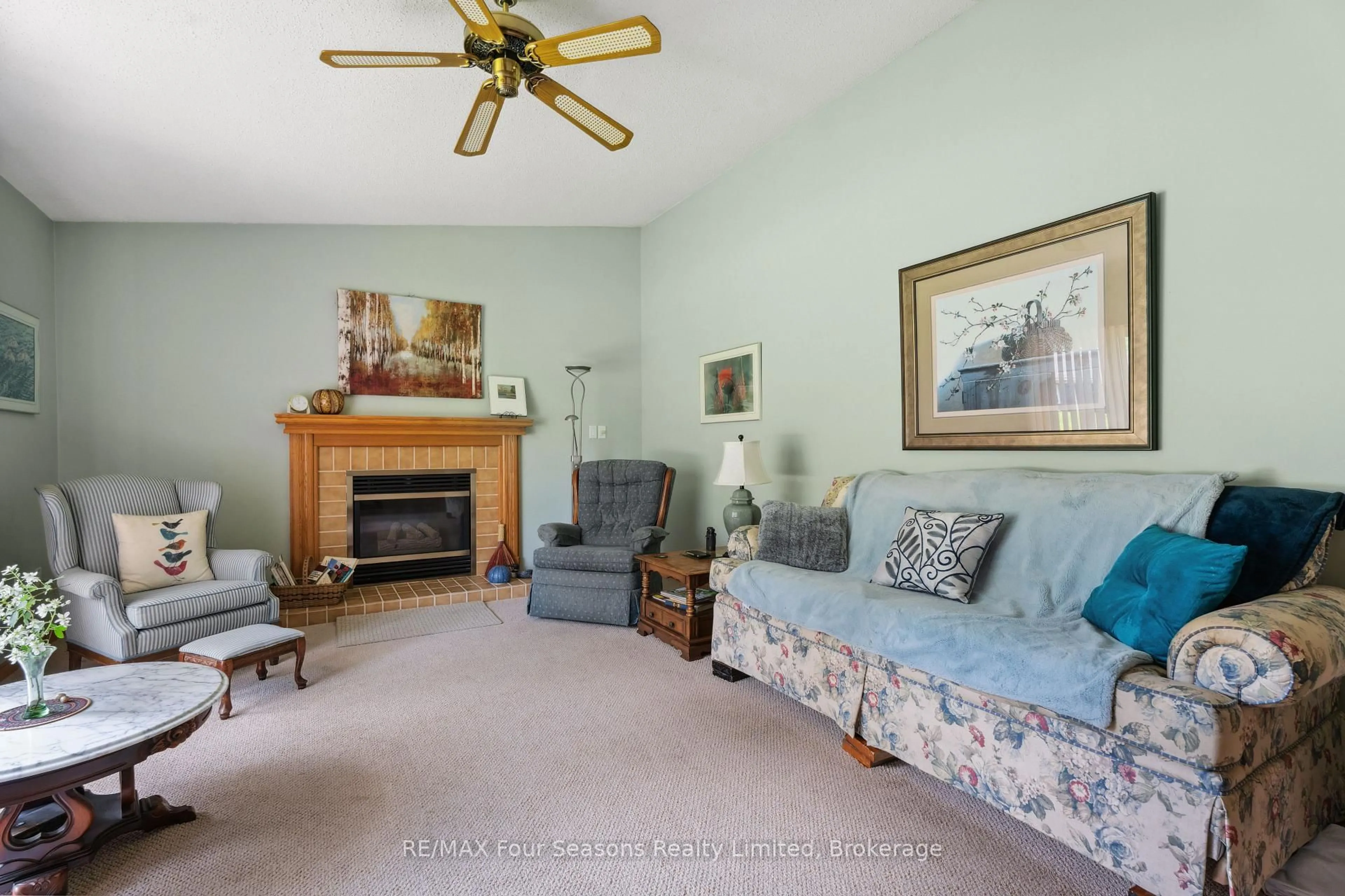Living room with furniture, unknown for 113 Glendale Rd, Bracebridge Ontario P1L 1A7