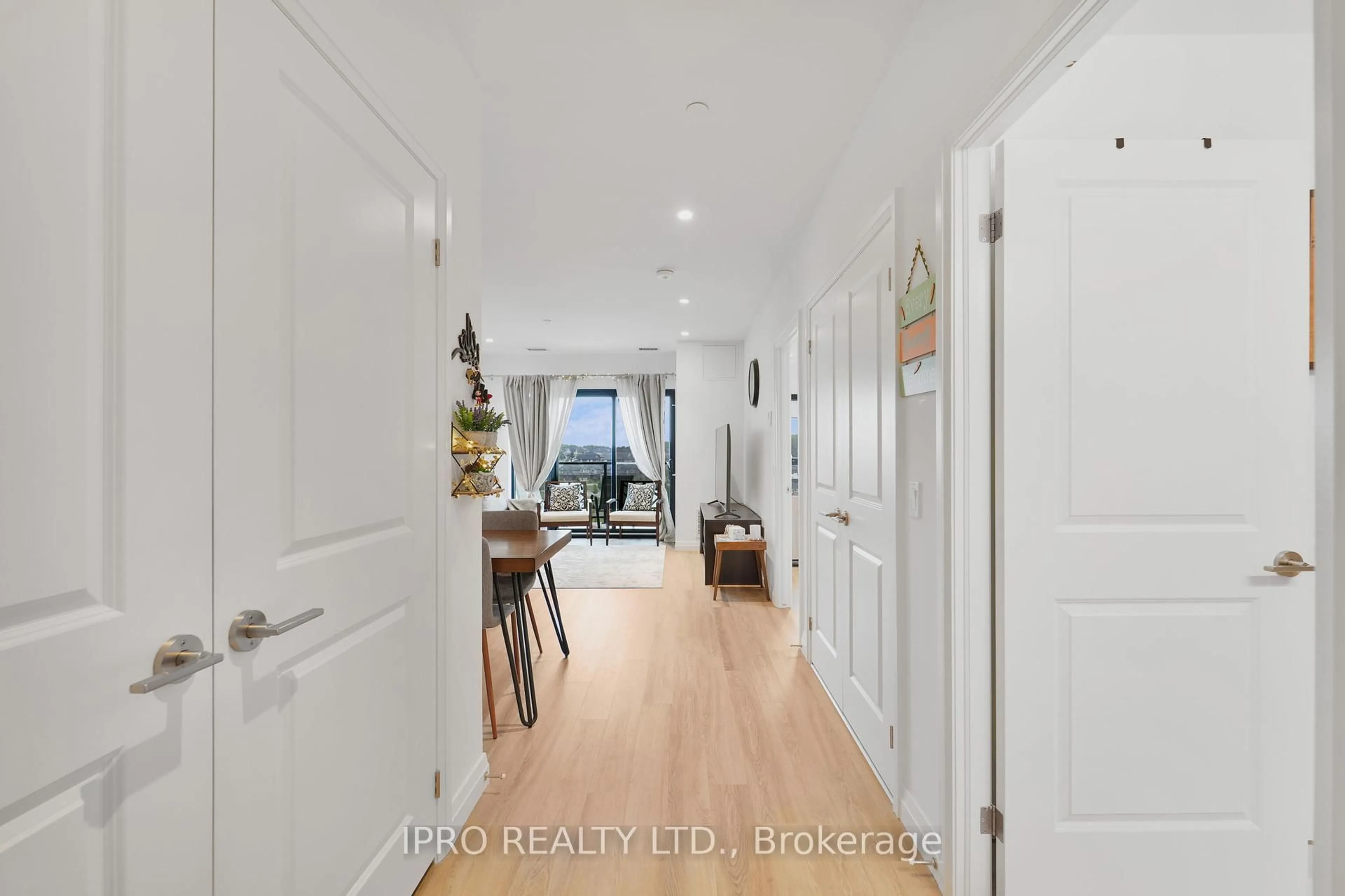 Indoor entryway for 525 New Dundee Rd #802, Kitchener Ontario N2P 0K8