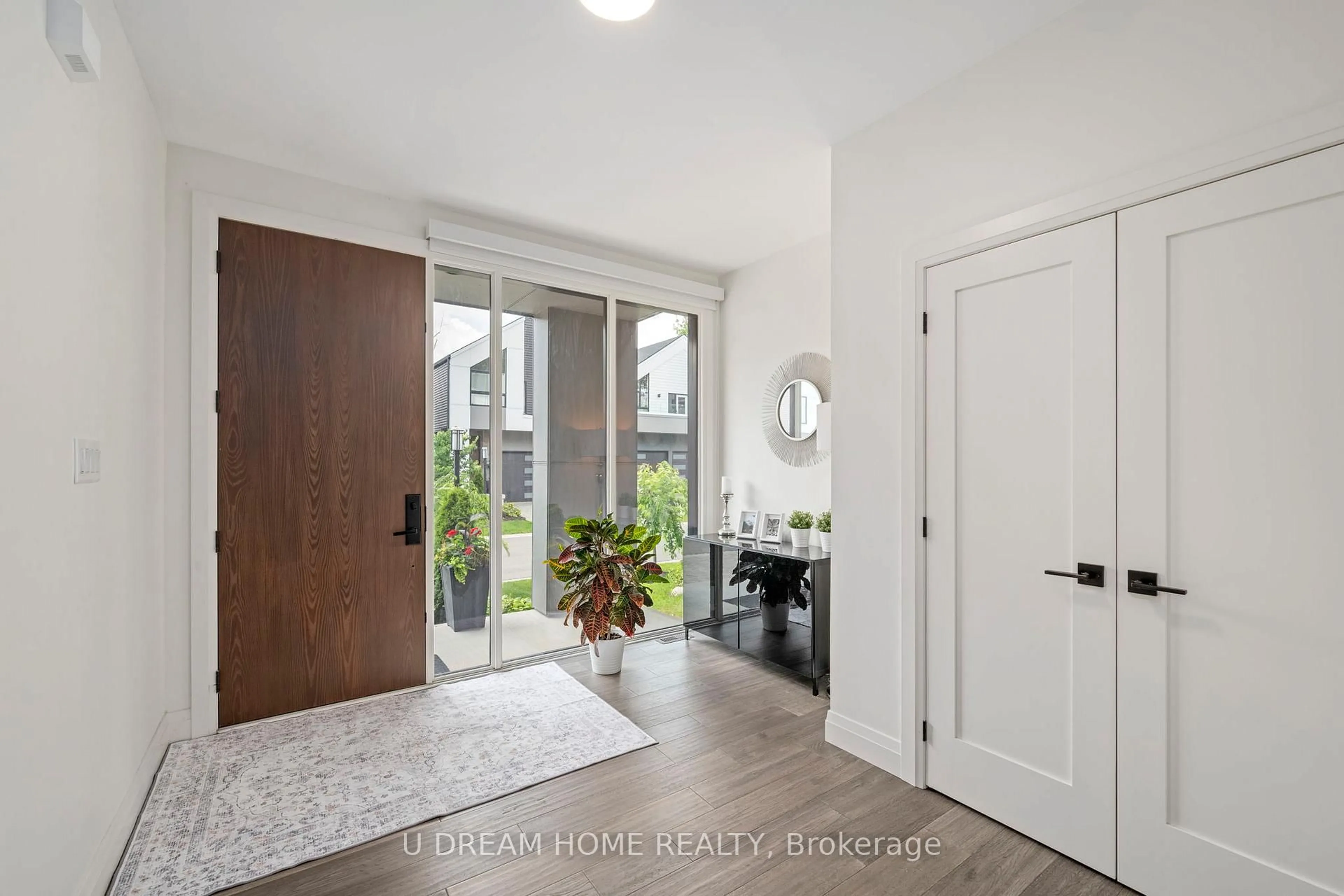Indoor entryway for 1195 RIVERSIDE Dr #12, London North Ontario N6H 0K4