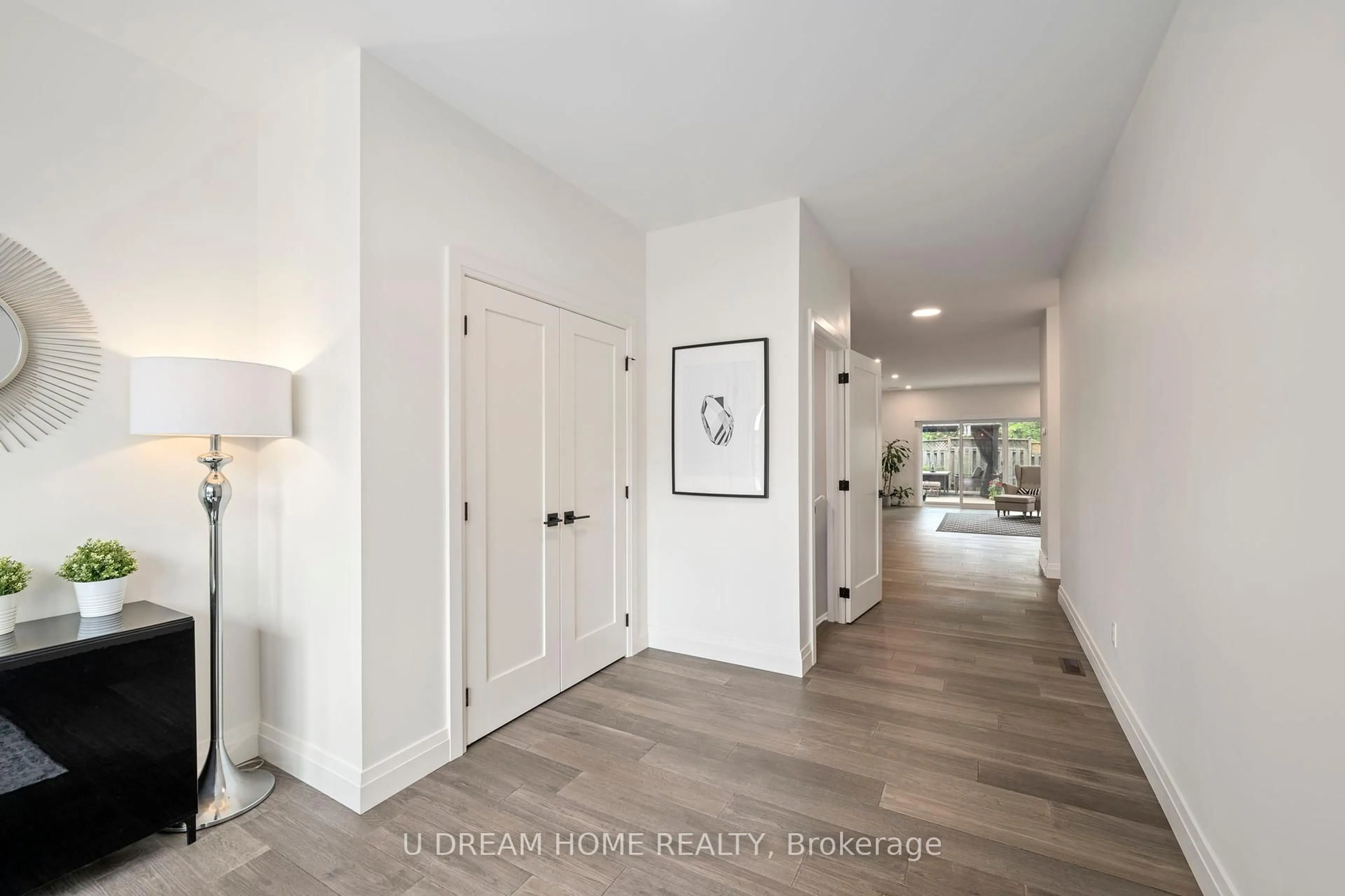 Indoor entryway for 1195 RIVERSIDE Dr #12, London North Ontario N6H 0K4