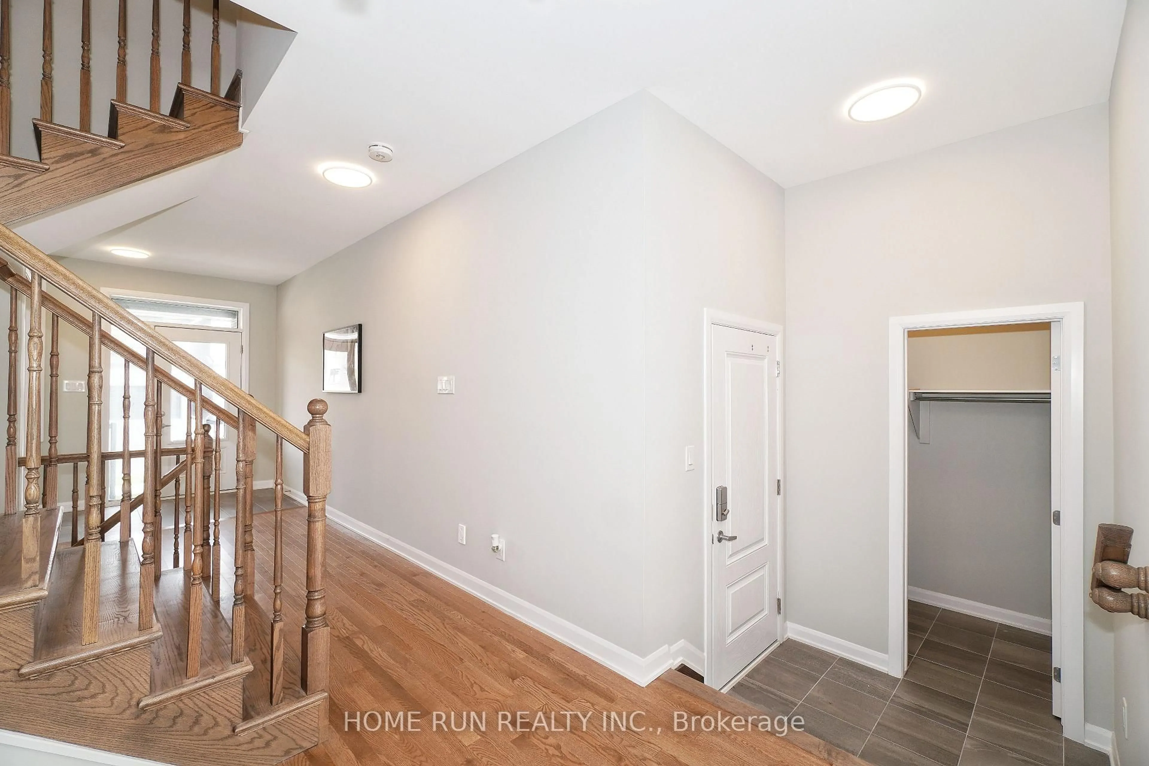 Indoor entryway for 597 PAINE Ave, Ottawa Ontario K2T 0R2