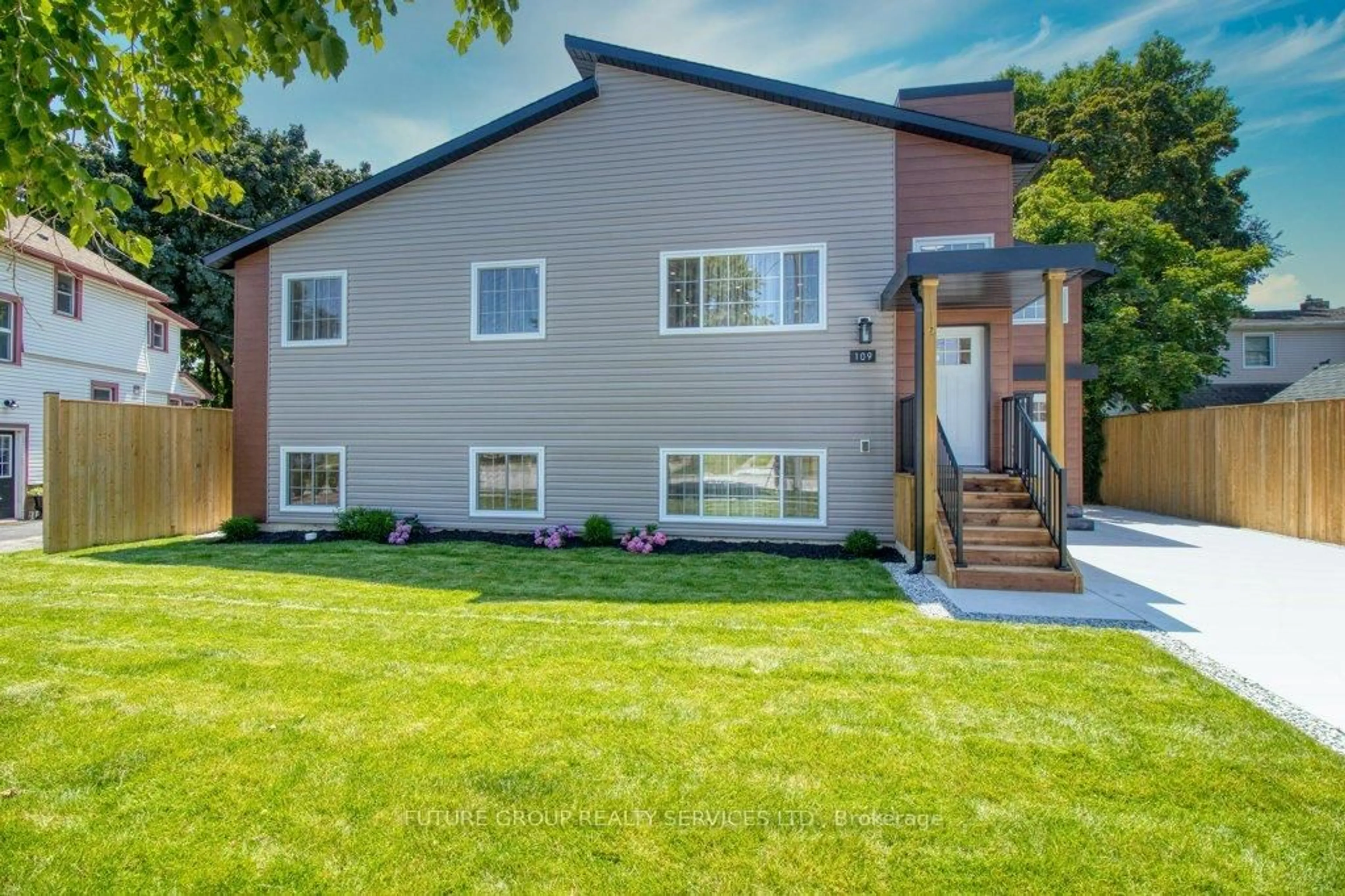 Home with vinyl exterior material, unknown for 109 Penrose St, Sarnia Ontario N7T 4T9