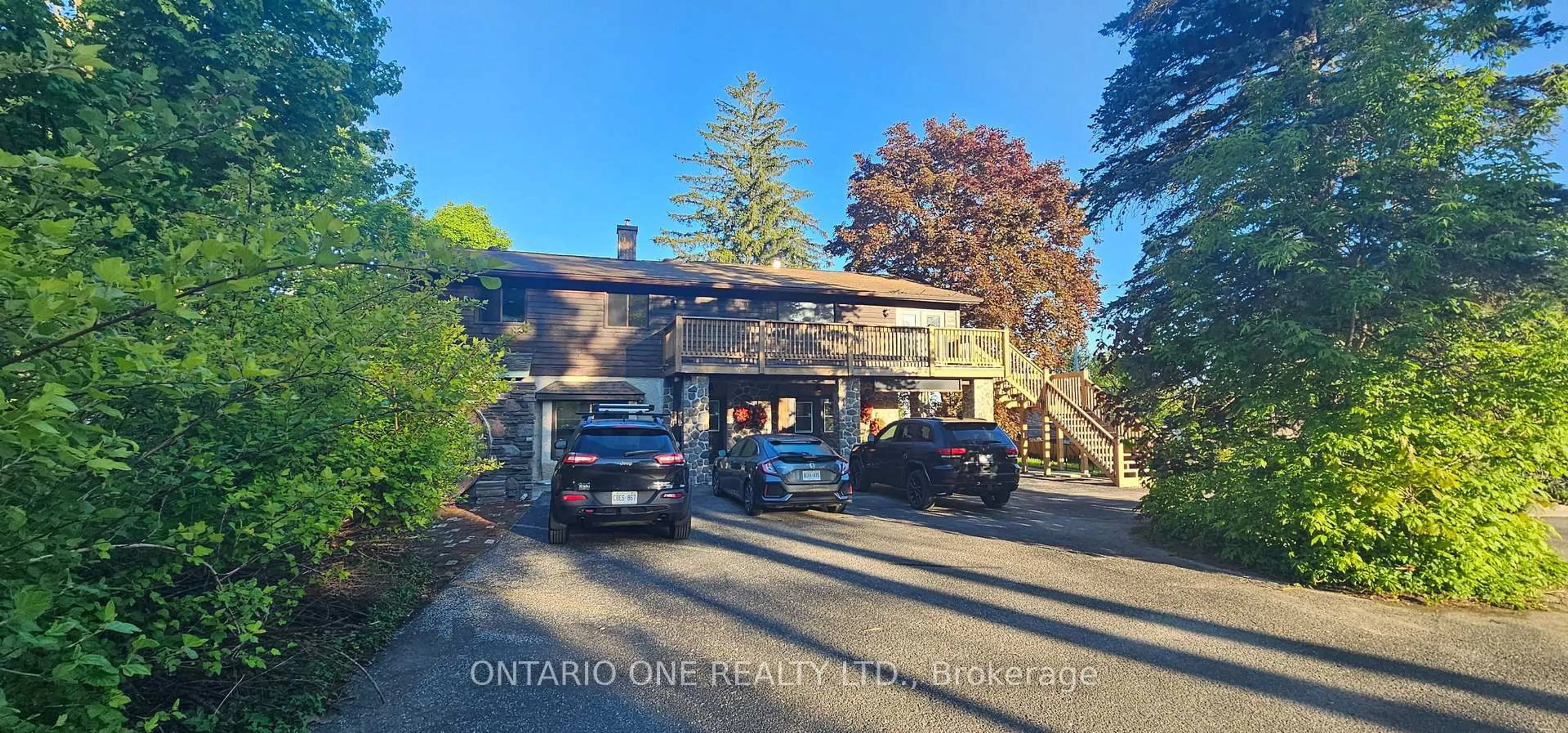 A pic from outside/outdoor area/front of a property/back of a property/a pic from drone, water/lake/river/ocean view for 811 BAY St, Gravenhurst Ontario P1P 1G7