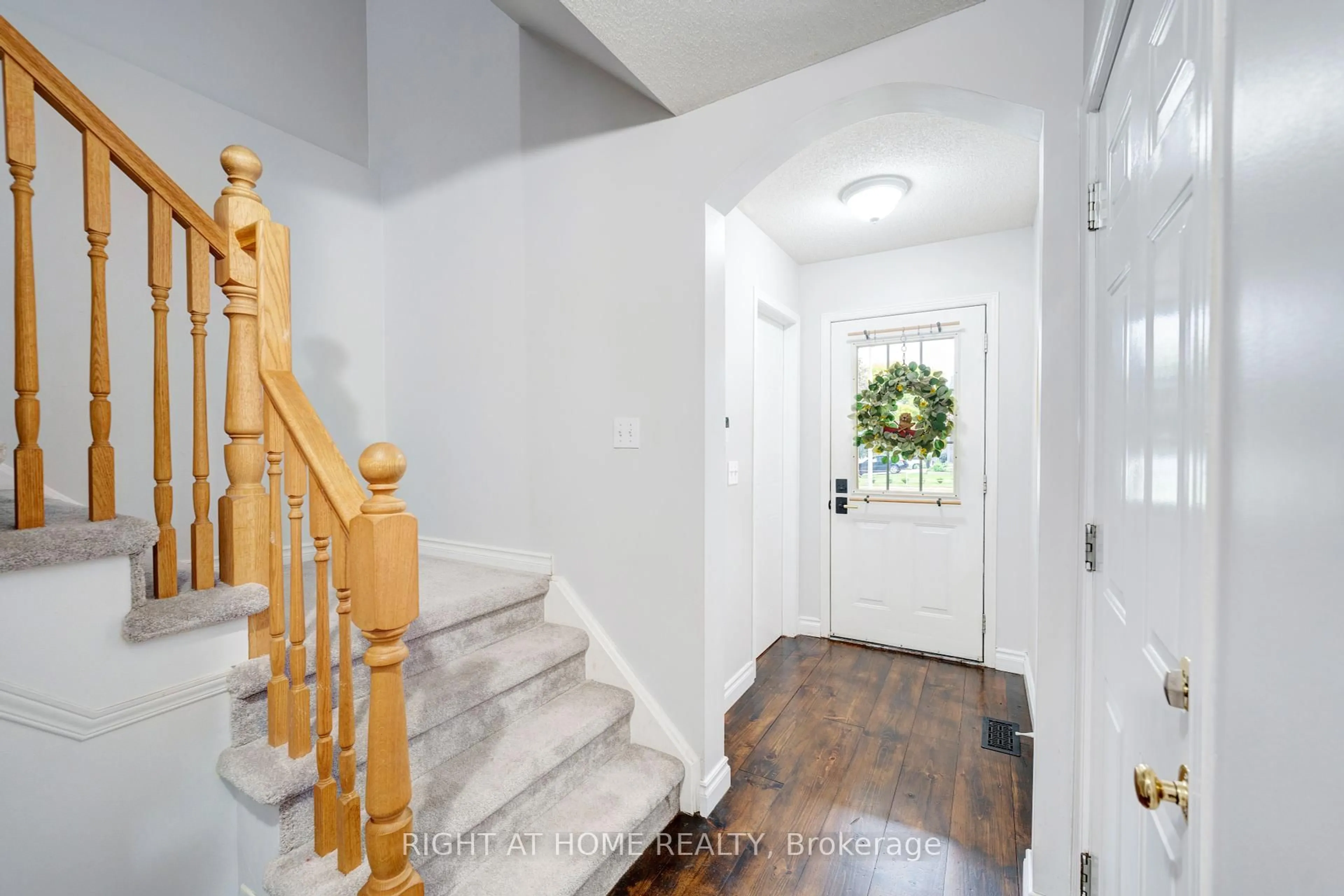 Indoor entryway for 244 Melran Dr, Cambridge Ontario N3C 4E5