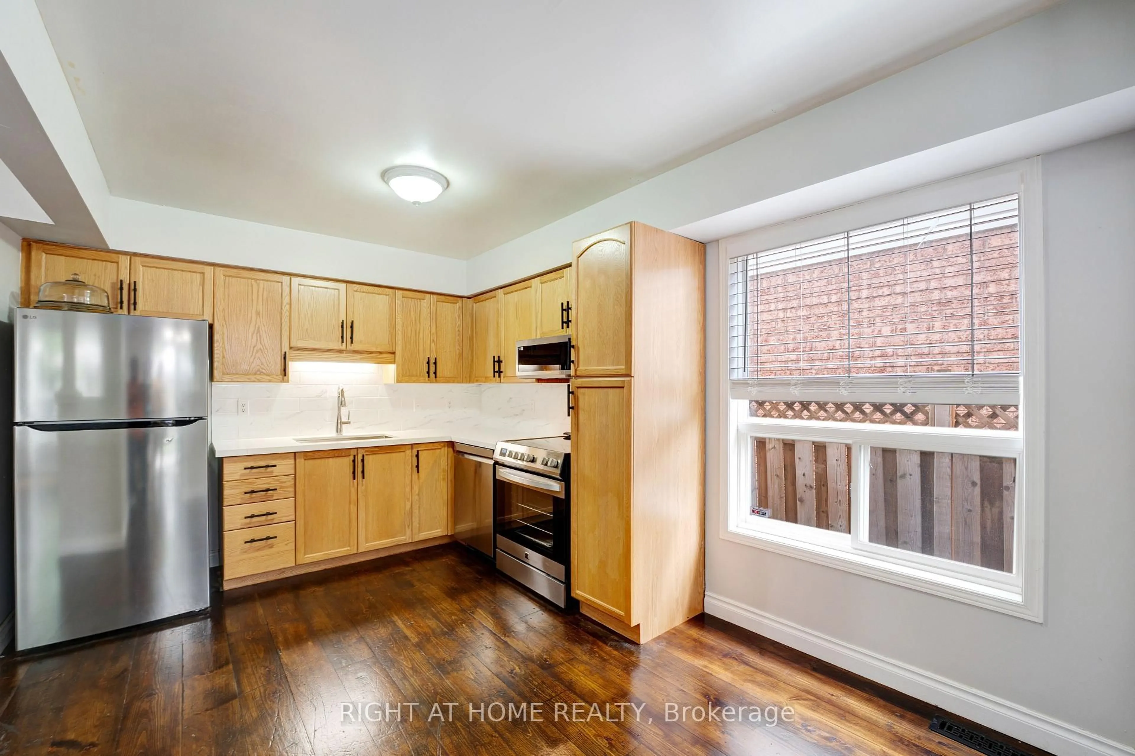 Standard kitchen, unknown for 244 Melran Dr, Cambridge Ontario N3C 4E5