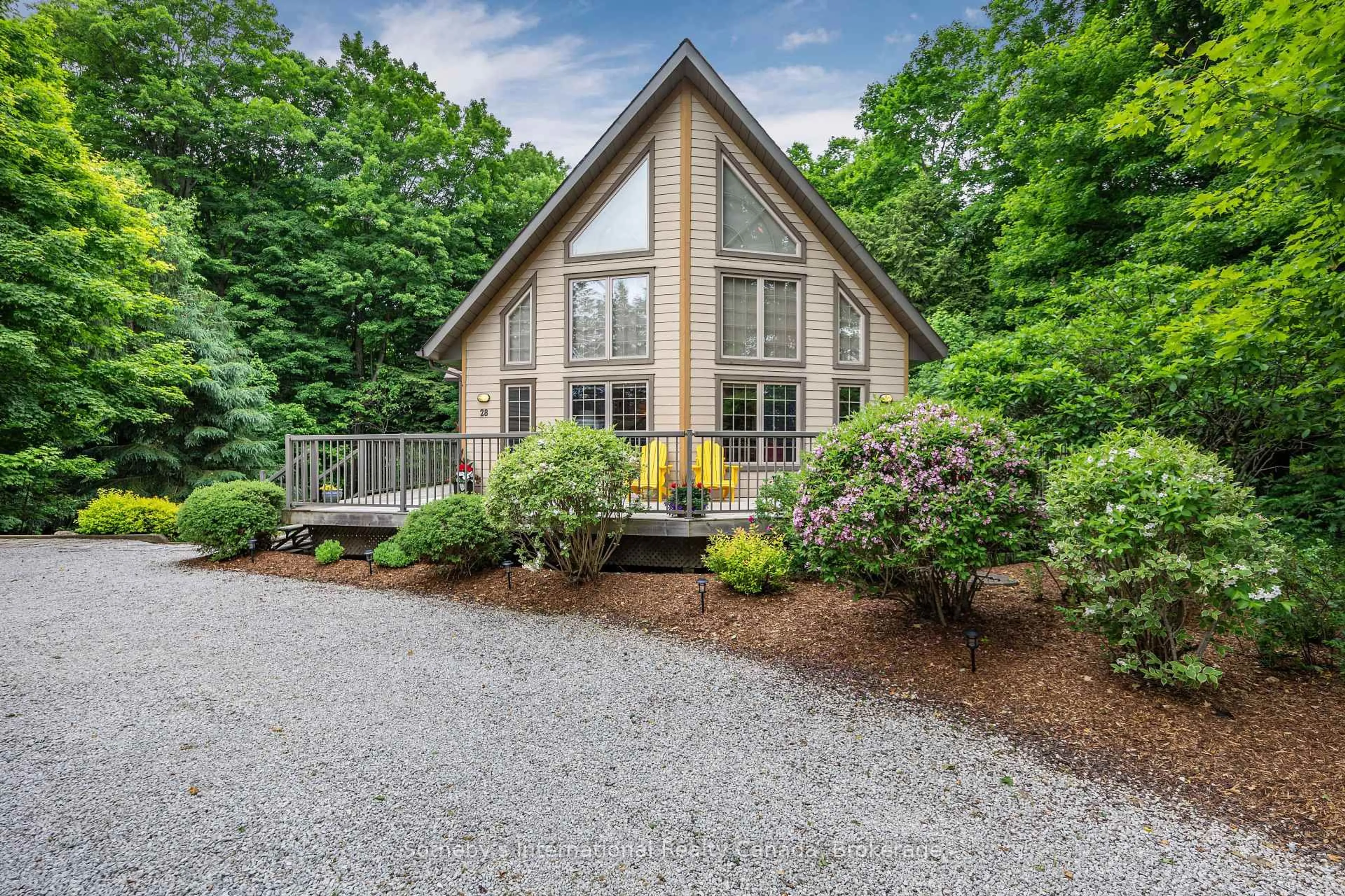 Home with vinyl exterior material, mountain view for 28 Big Tree Circ, Mulmur Ontario L9V 3M3