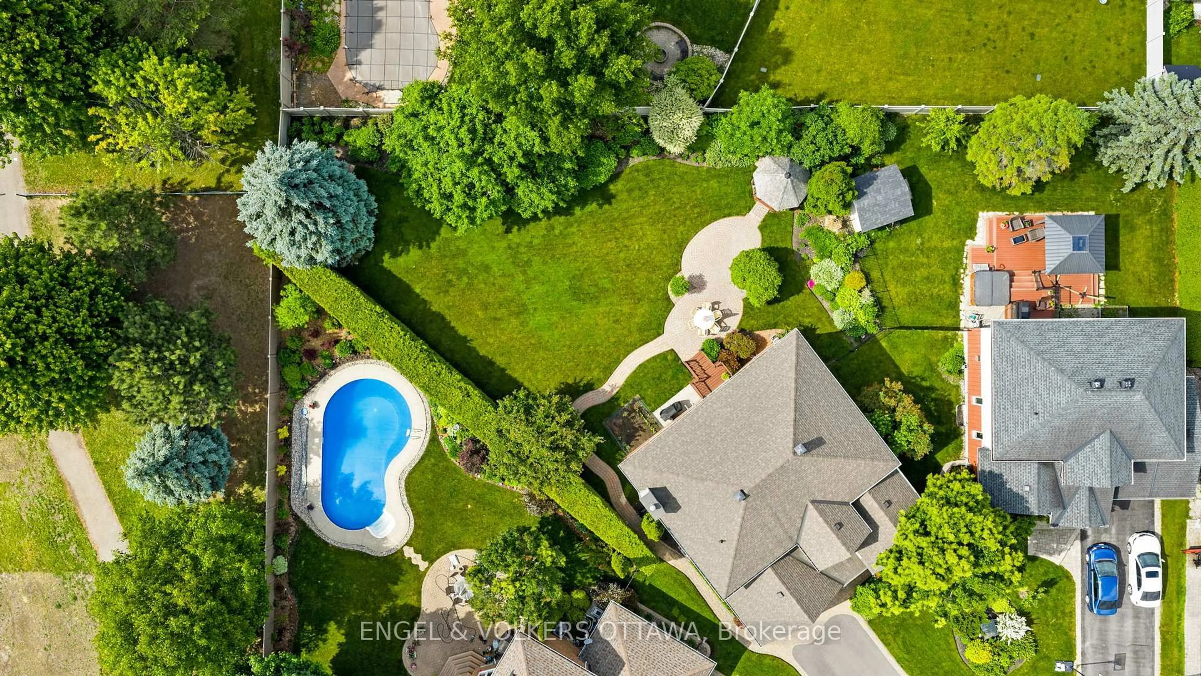 A pic from outside/outdoor area/front of a property/back of a property/a pic from drone, street for 804 Covehead Cres, Ottawa Ontario K1V 1M3