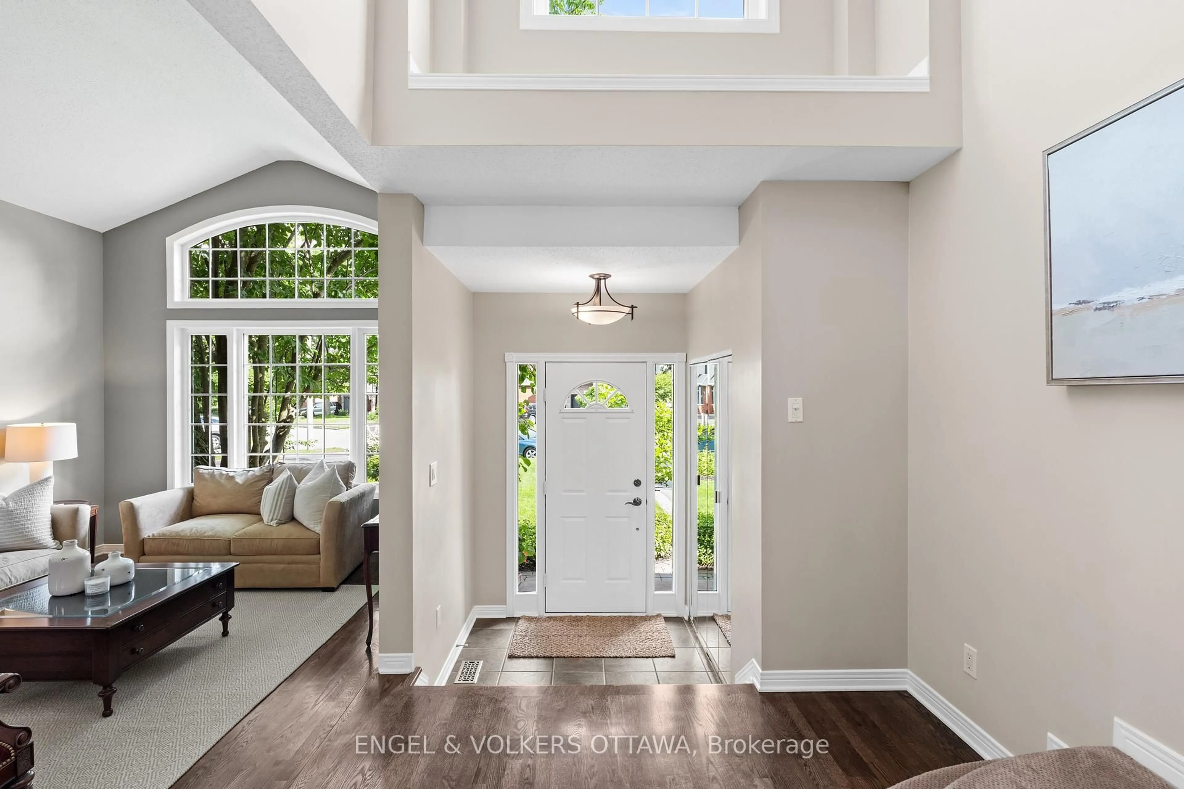Indoor entryway for 804 Covehead Cres, Ottawa Ontario K1V 1M3