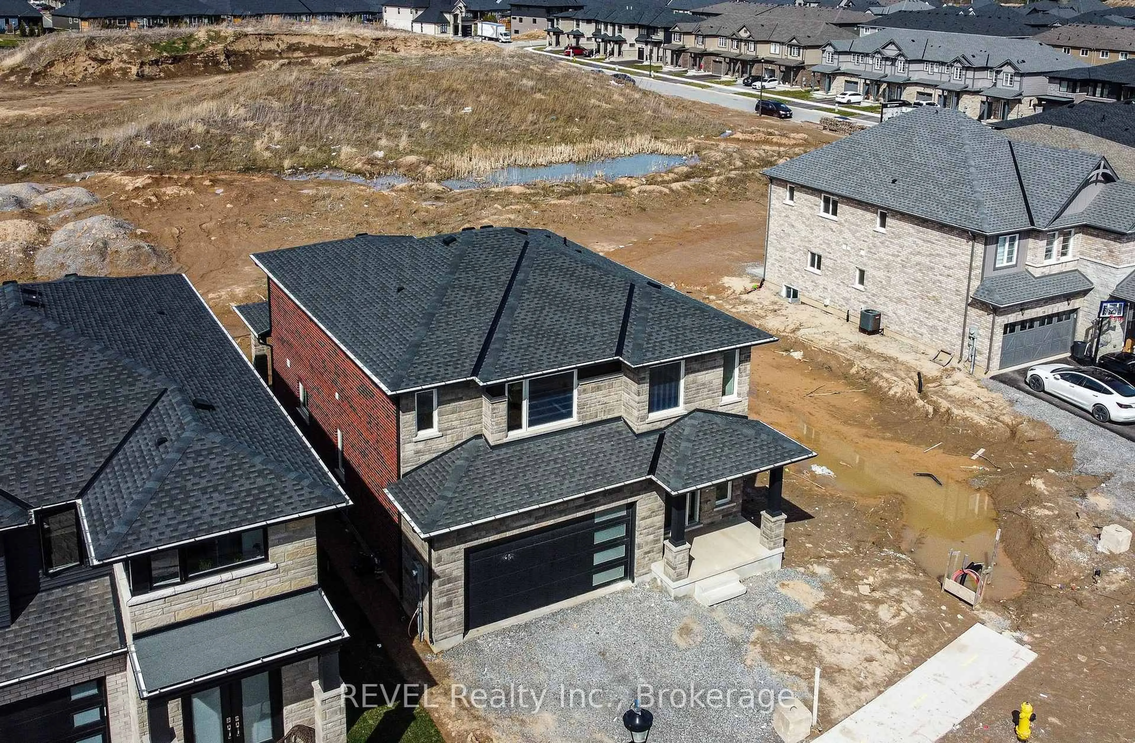 A pic from outside/outdoor area/front of a property/back of a property/a pic from drone, unknown for 111 Acacia Rd, Pelham Ontario L0S 1E6