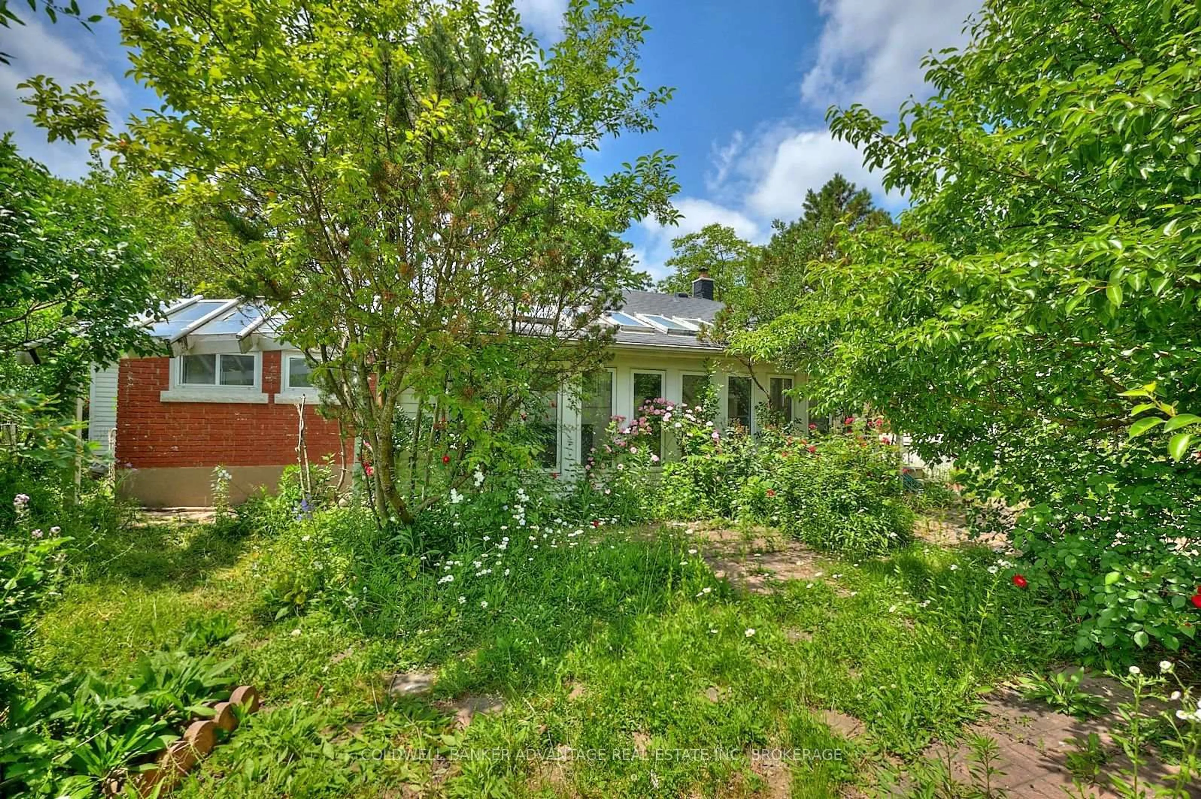 A pic from outside/outdoor area/front of a property/back of a property/a pic from drone, unknown for 25 Riverview Dr, Welland Ontario L3C 2E5