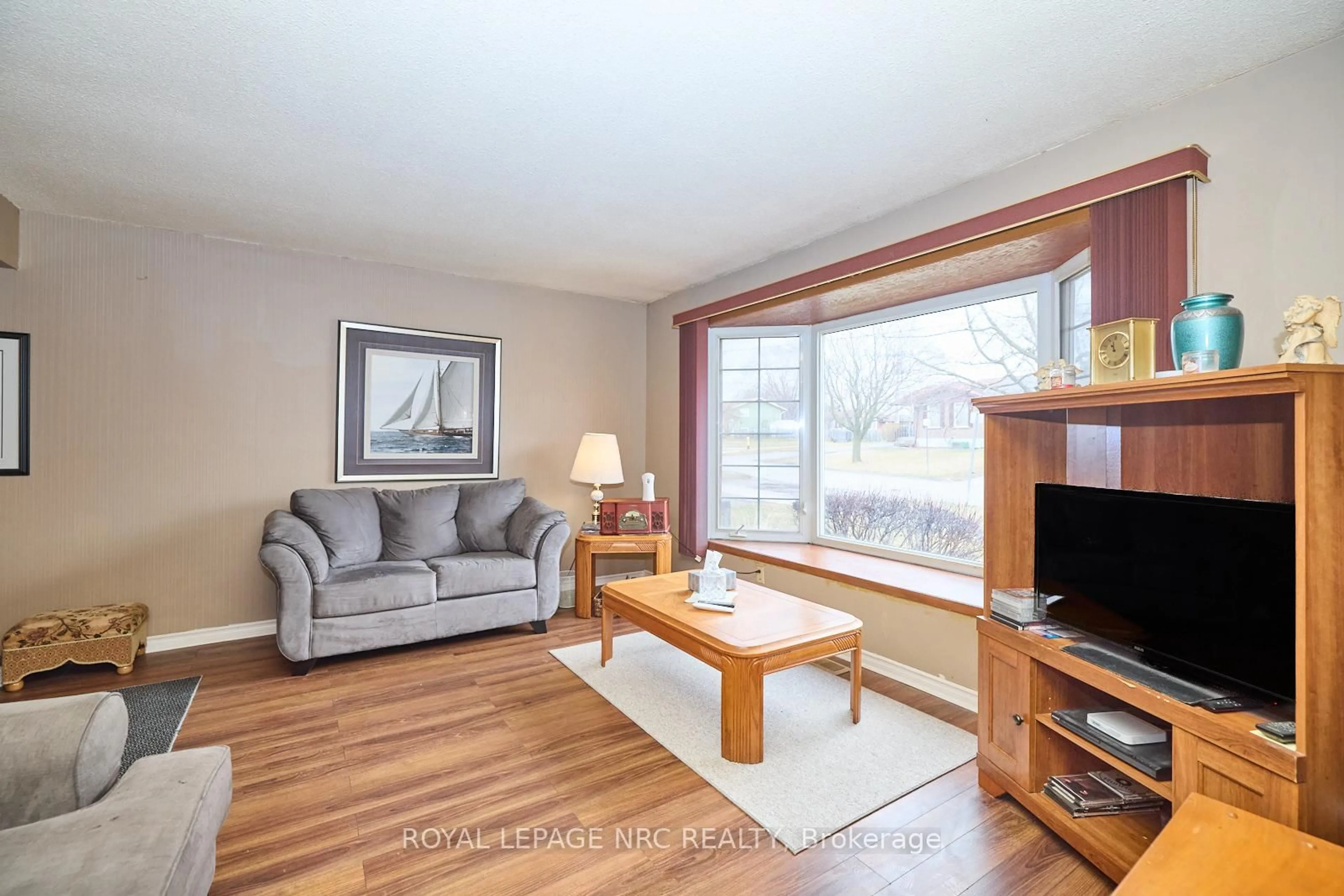 Living room with furniture, wood/laminate floor for 45 Green Maple Dr, St. Catharines Ontario L2P 3P4