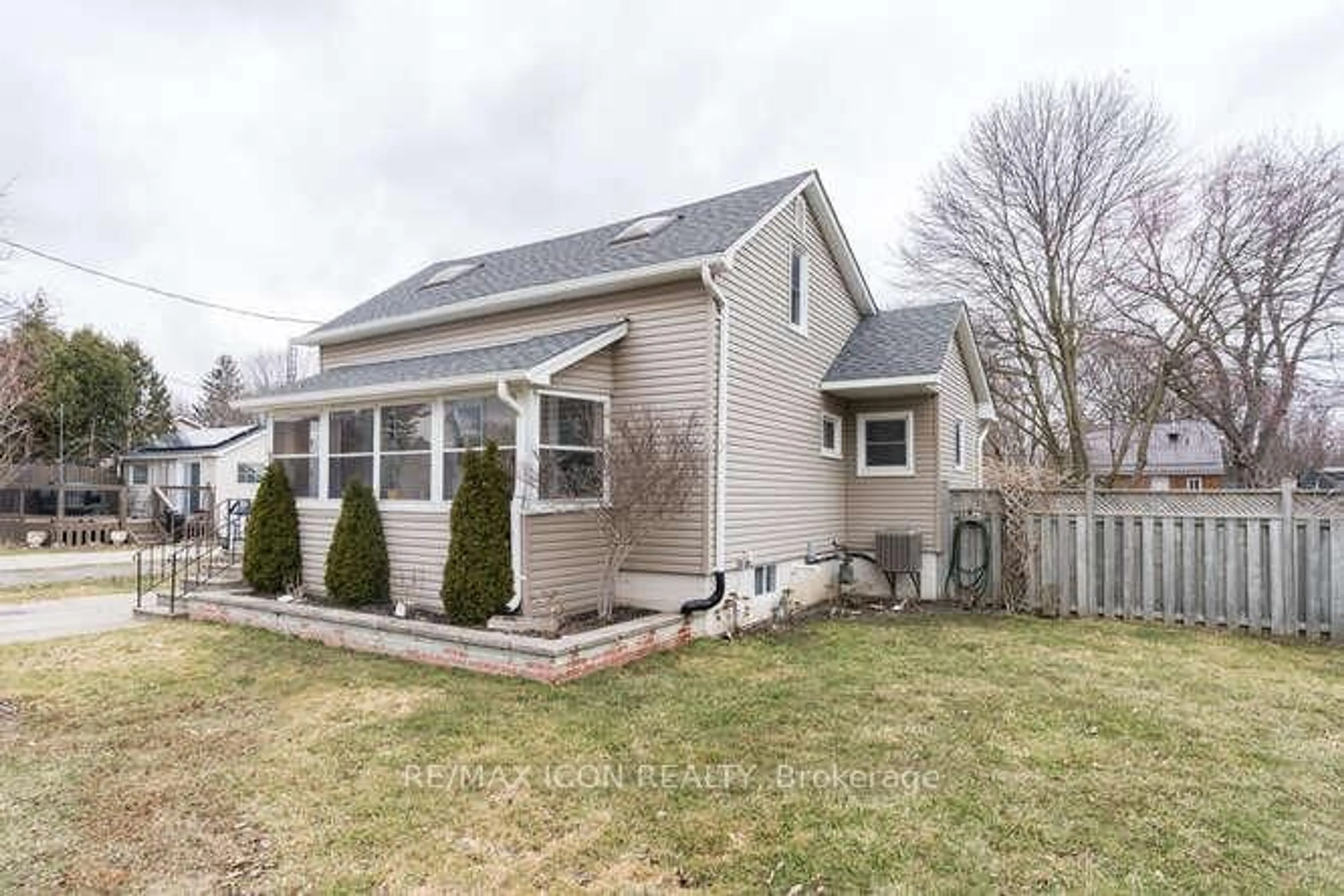 Home with vinyl exterior material, street for 198 Elm St, St. Thomas Ontario N5R 1J3