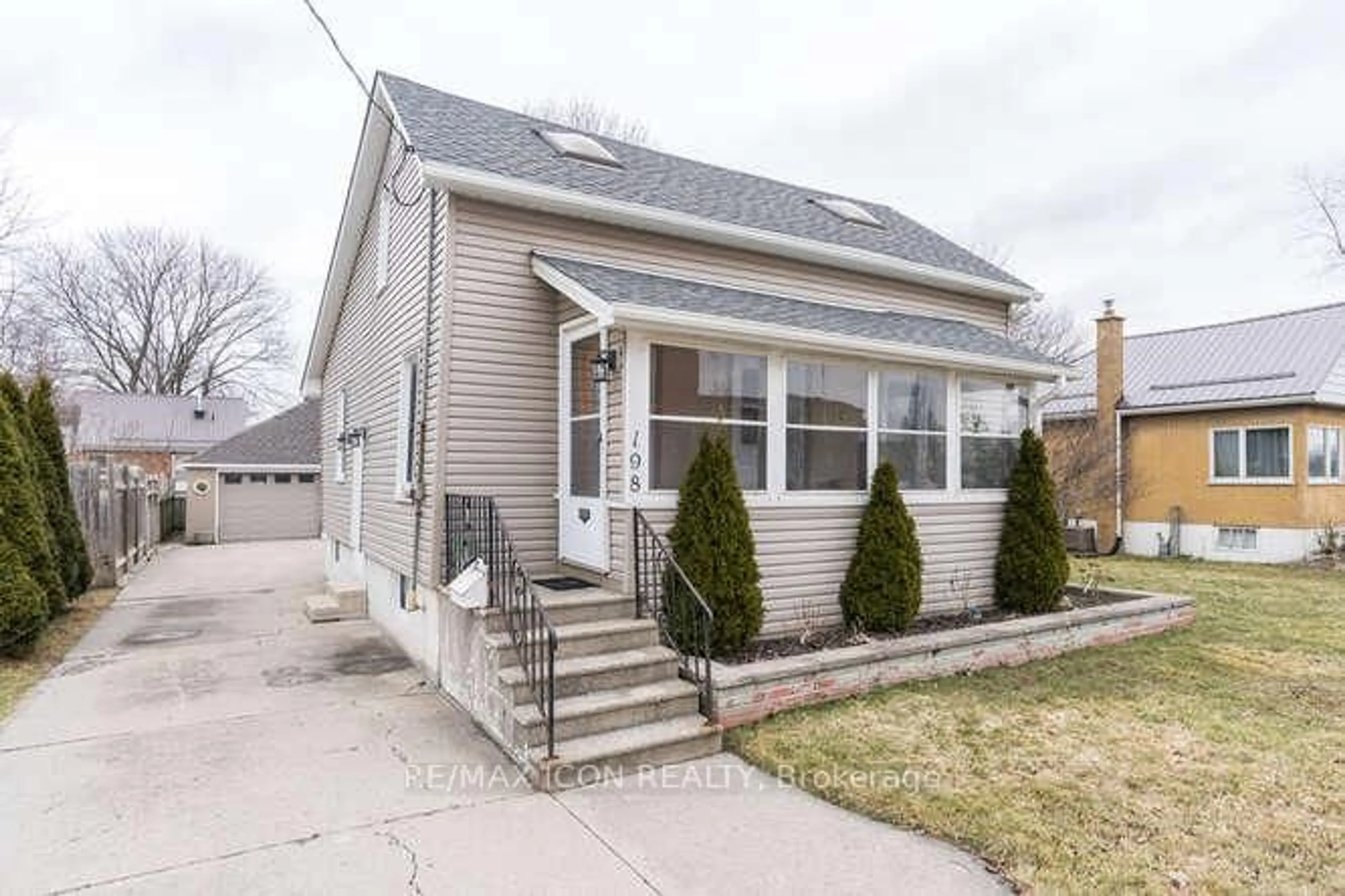 Home with vinyl exterior material, street for 198 Elm St, St. Thomas Ontario N5R 1J3