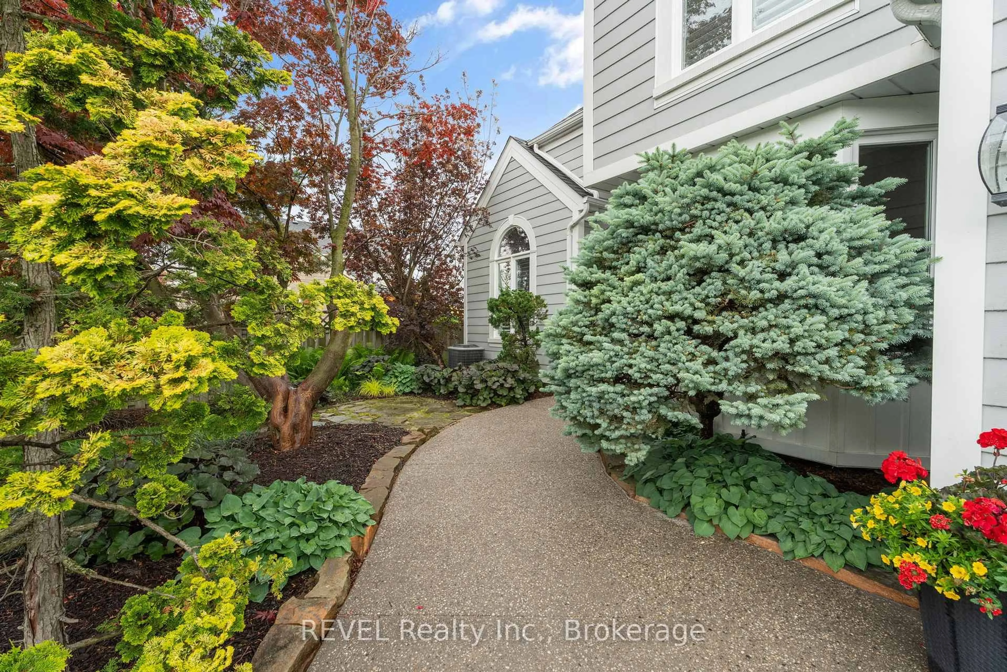 Indoor entryway for 13 Breckenridge Blvd, St. Catharines Ontario L2W 1A7