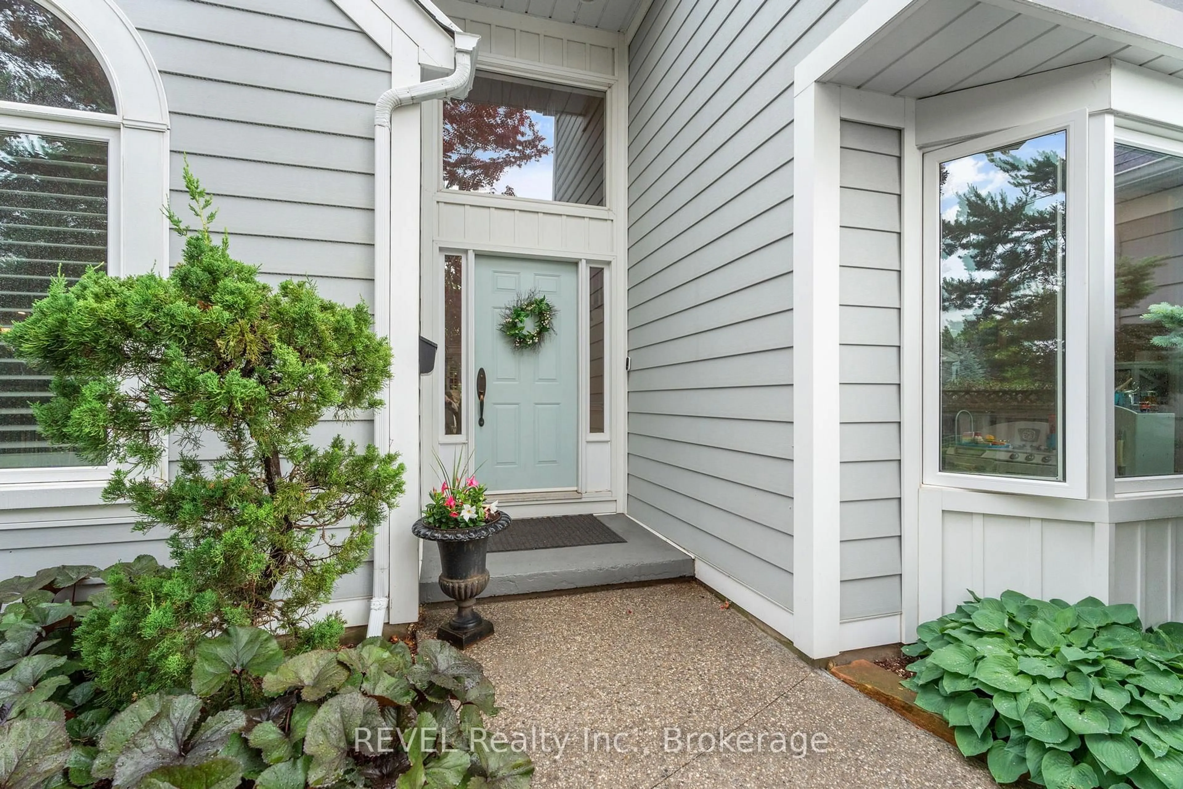 Indoor entryway for 13 Breckenridge Blvd, St. Catharines Ontario L2W 1A7