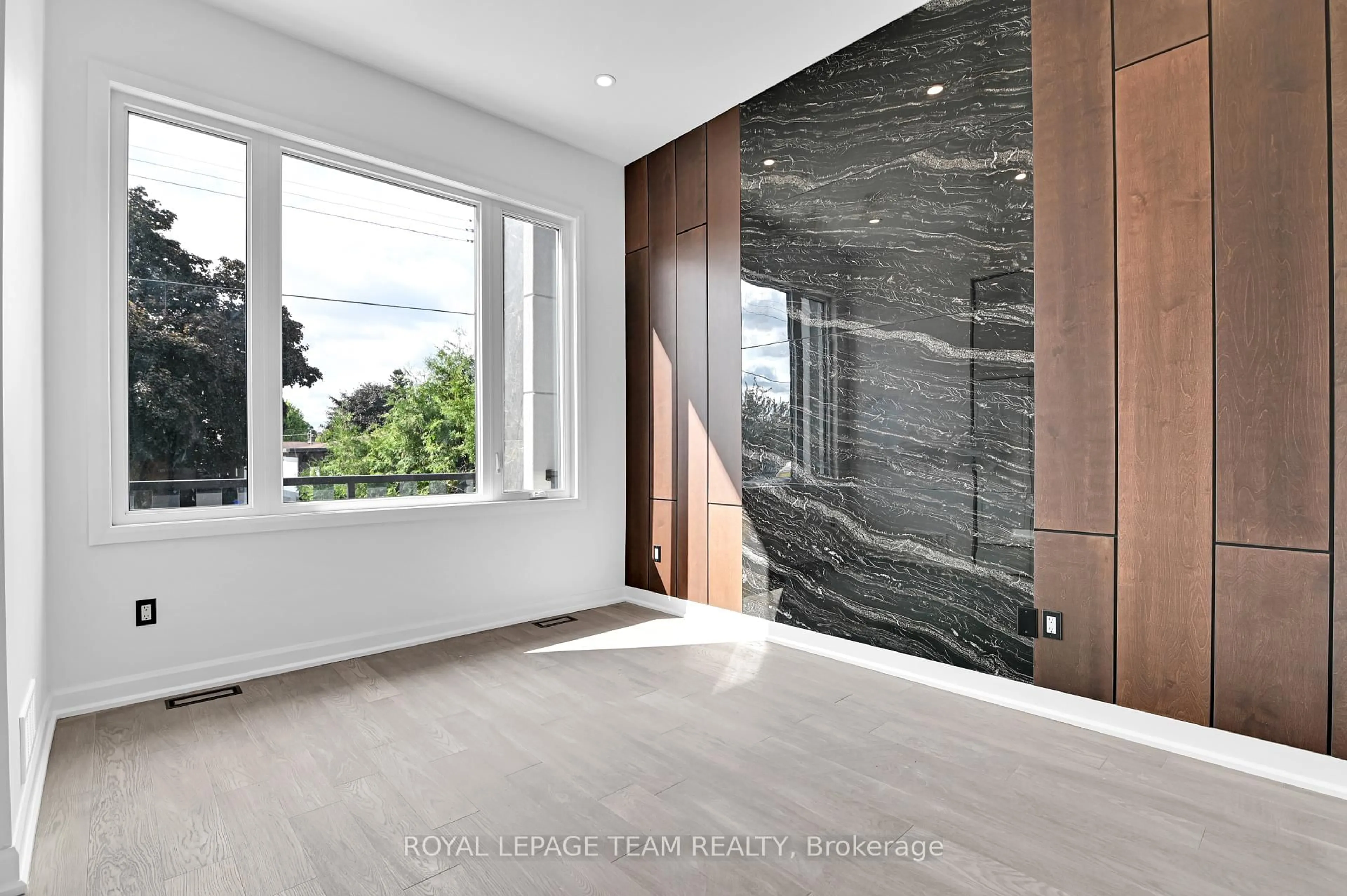 Indoor entryway for 103 Fieldrow St, Ottawa Ontario K2G 2Y8