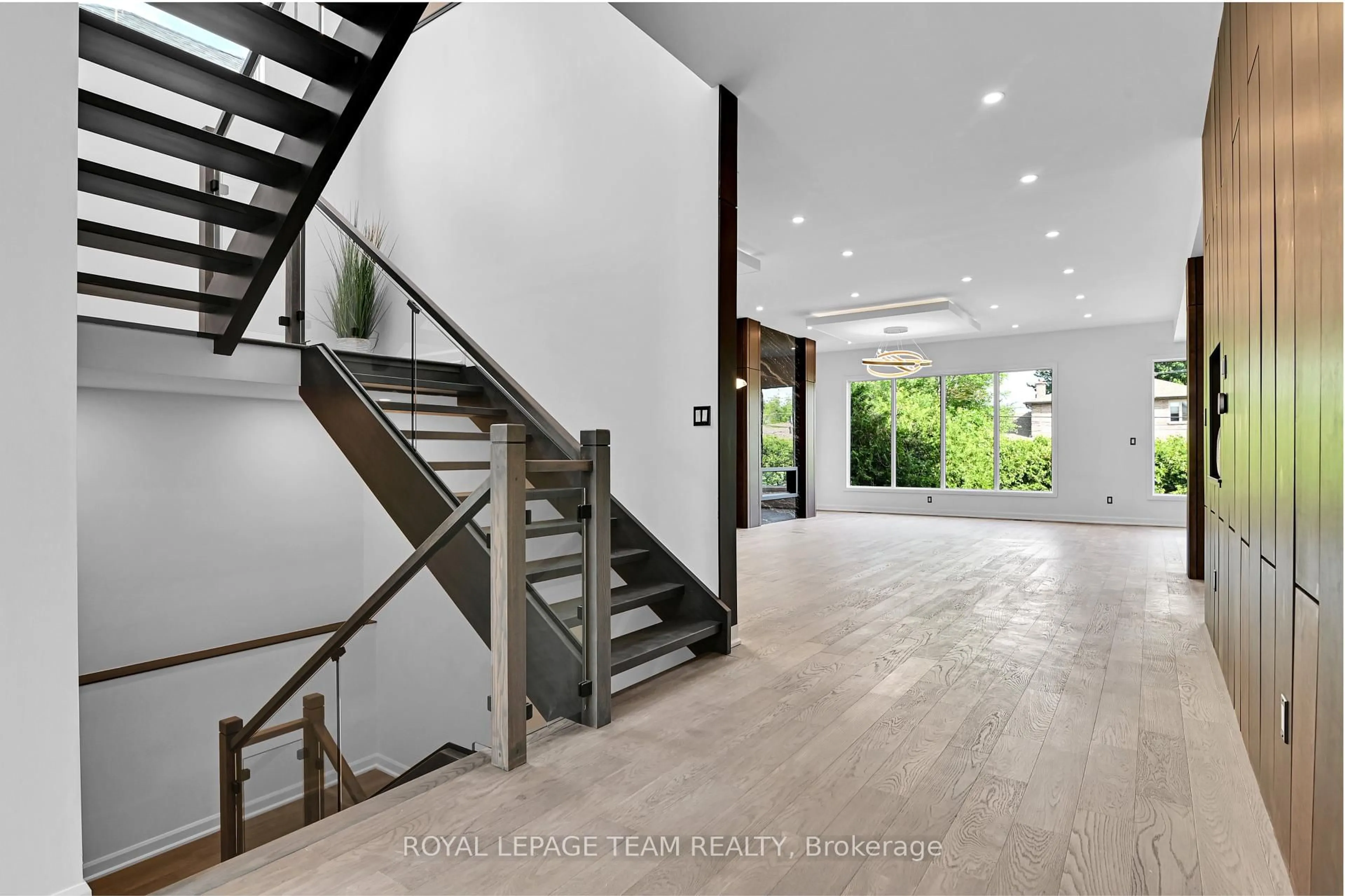 Indoor foyer for 103 Fieldrow St, Ottawa Ontario K2G 2Y8